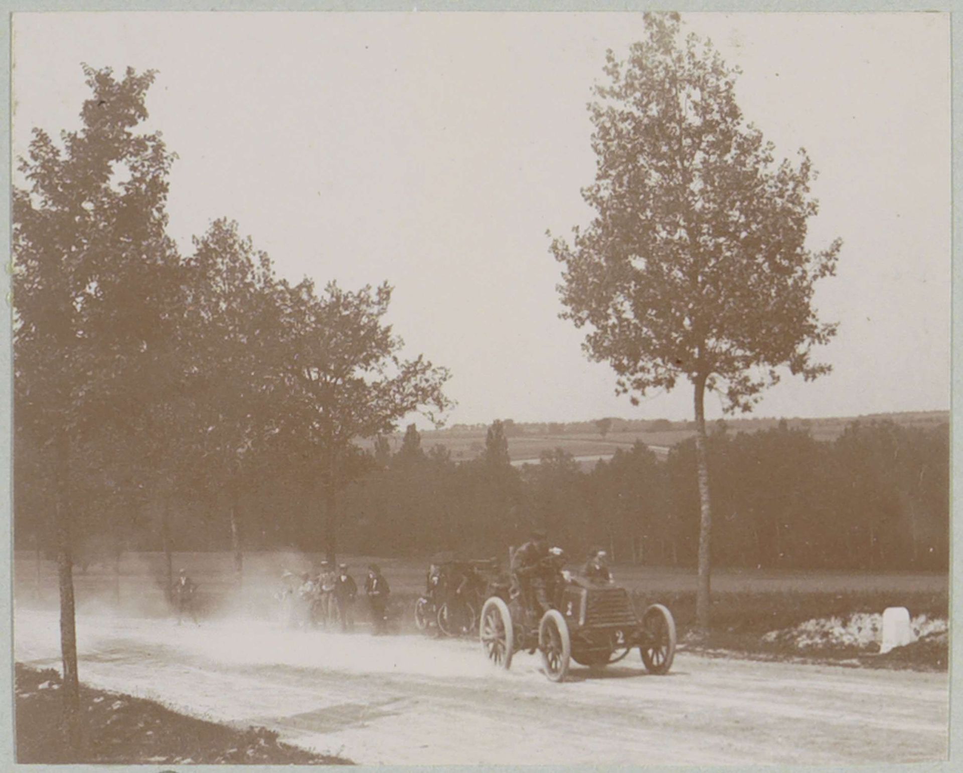 Autocoureur Girardot, deelnemer aan de Tour de France voor automobielen, op een landweg in Vitry-le-François by Delizy