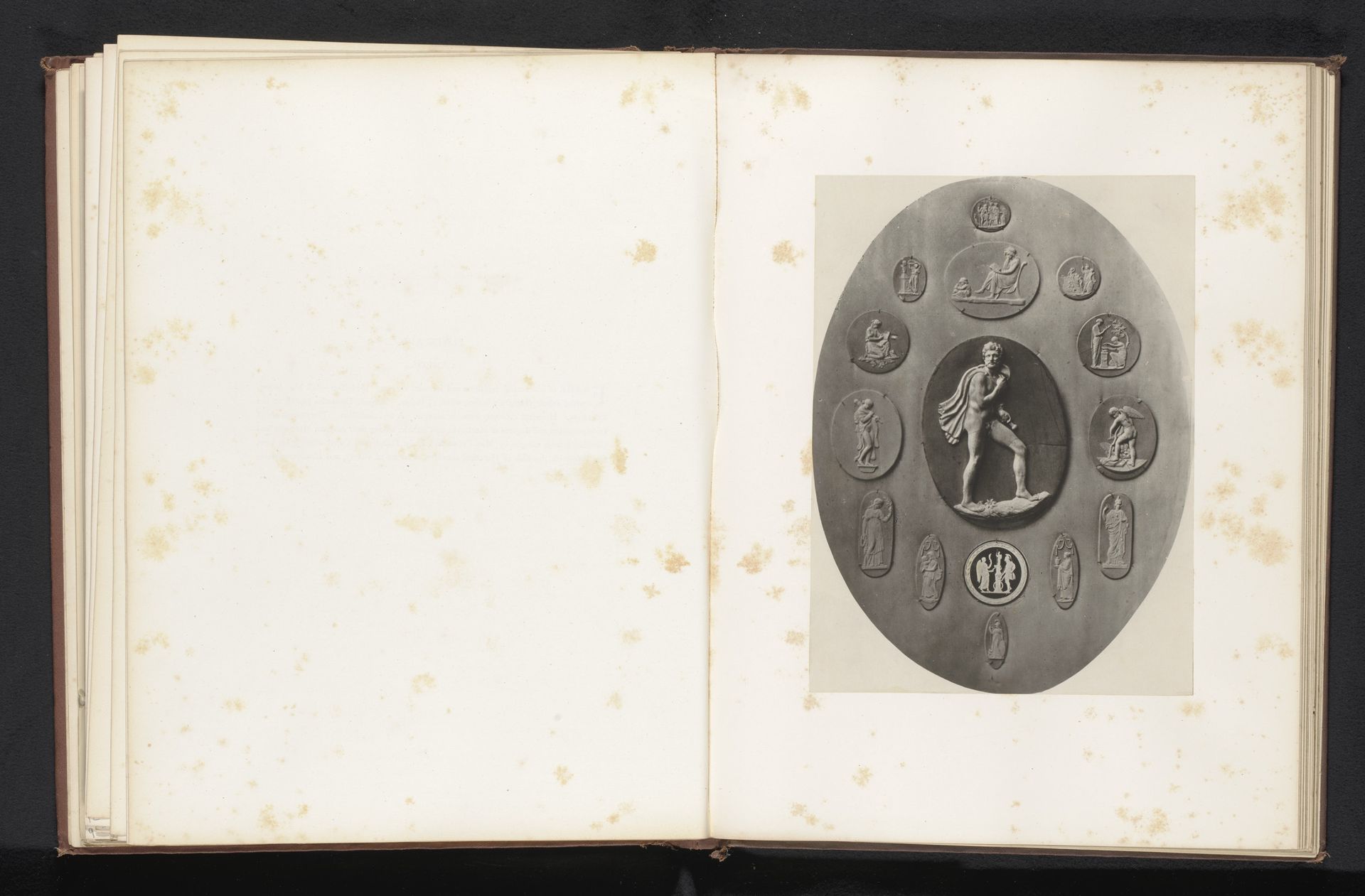 Medaillon en veertien cameeën by Joseph Cundall