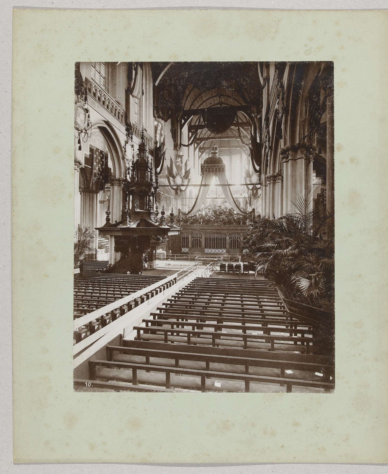 Interieur van de Nieuwe Kerk, Amsterdam, zoals dat was bij de inhuldiging van Wilhelmina als koningin by Sigmund Löw