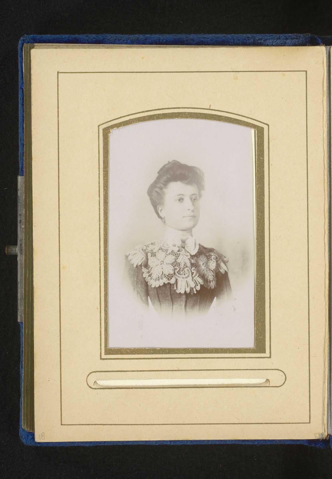 Portret van een vrouw by J. Perallo