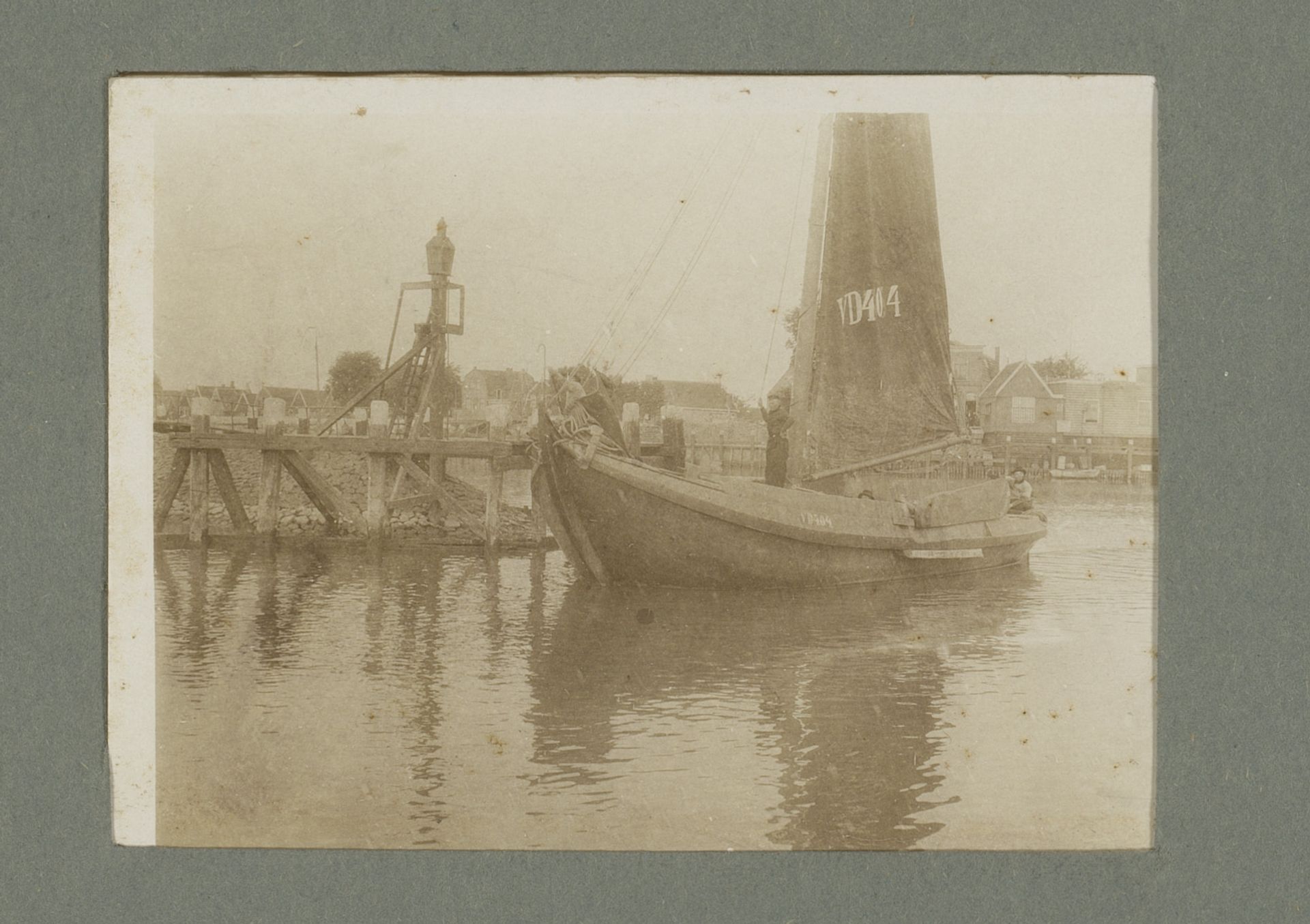 Volendammer zeilboot in de haven by G. Hidderley