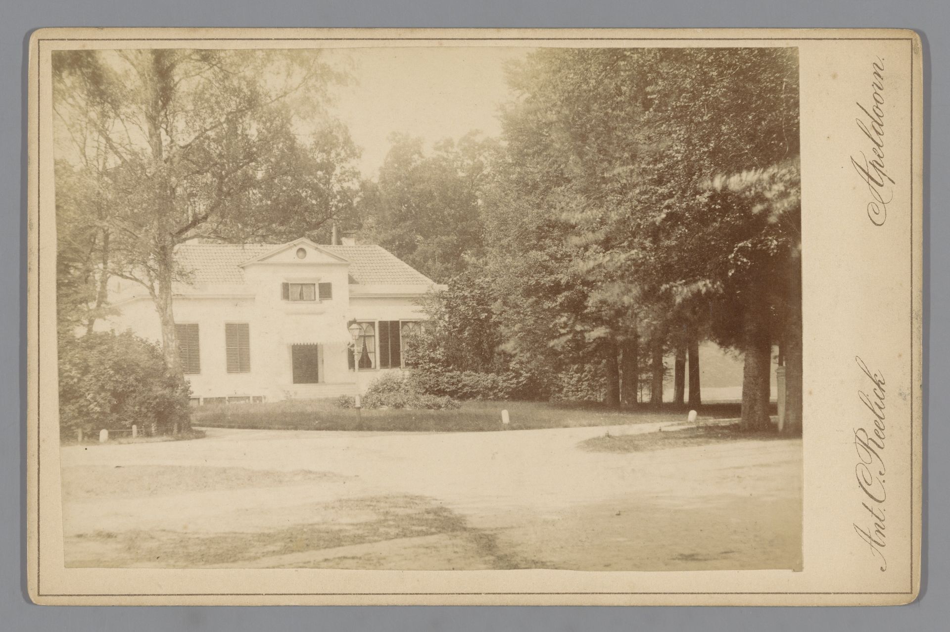 Exterieur van een landhuis aan de Zwolseweg te Apeldoorn by A. C. Reelick