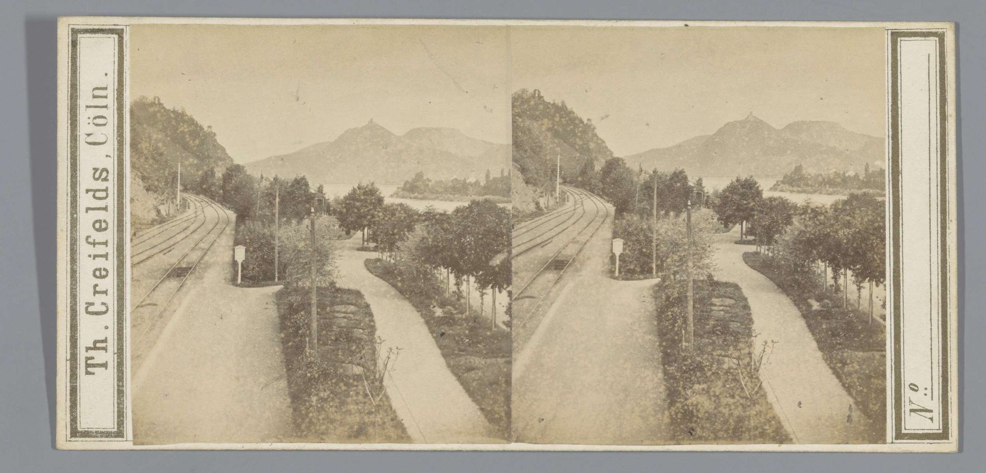 Spoorweg bij een rivier, mogelijk bij Bad Godesberg by Theodor Creifelds