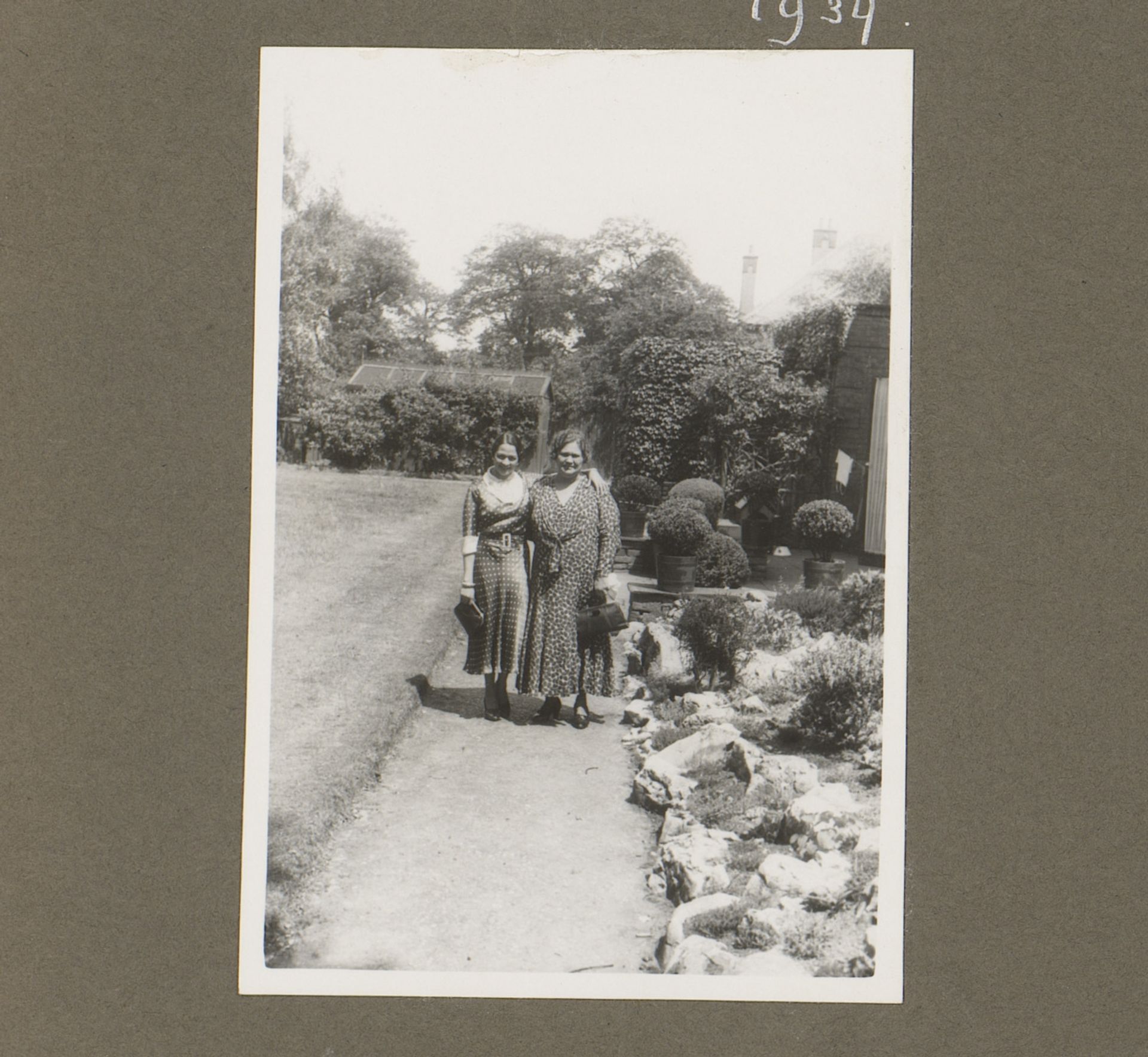 Wilhelmina van Zijll de Jong en een andere vrouw in een tuin, Londen by Anonymous