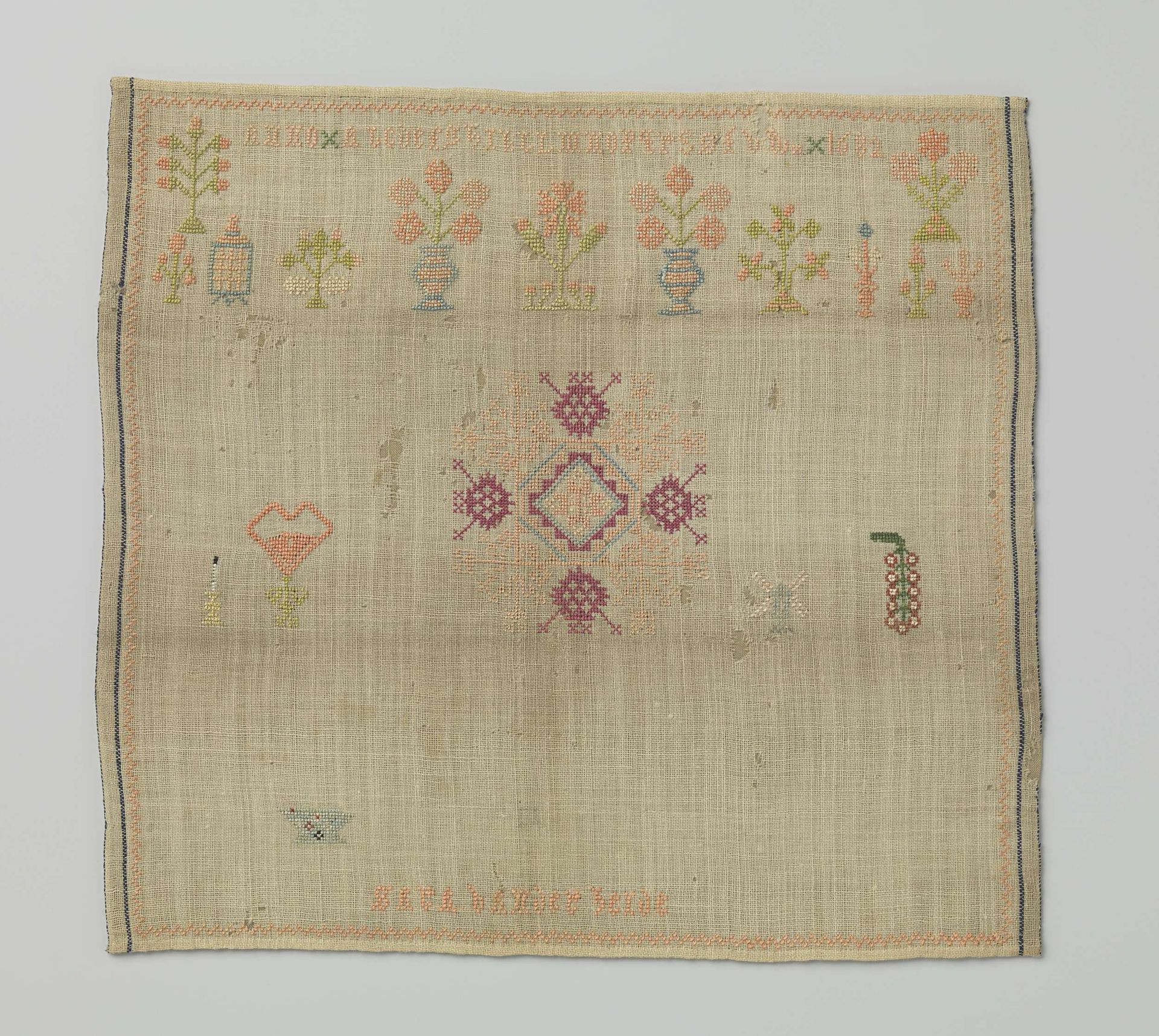 Merklap van wollen mousseline waarop met zijde in kruissteken is geborduurd SARA VAN DER HEIDE en ANNO 1682, bloemen en vruchten by Sara van der Heide