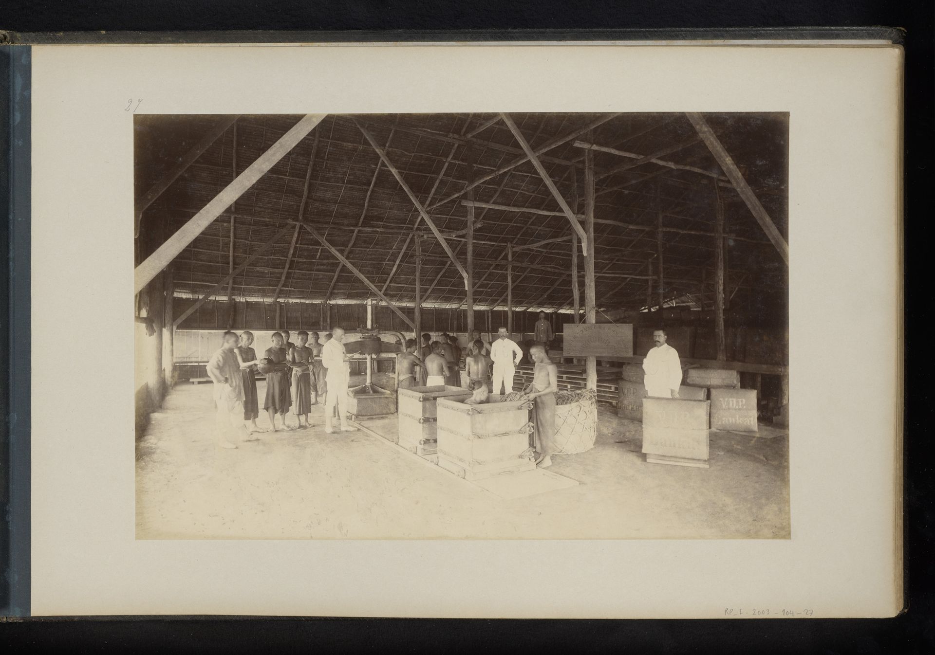 Tabakpersers in Tandjong-Retoes, Sumatra by Heinrich Ernst & Co