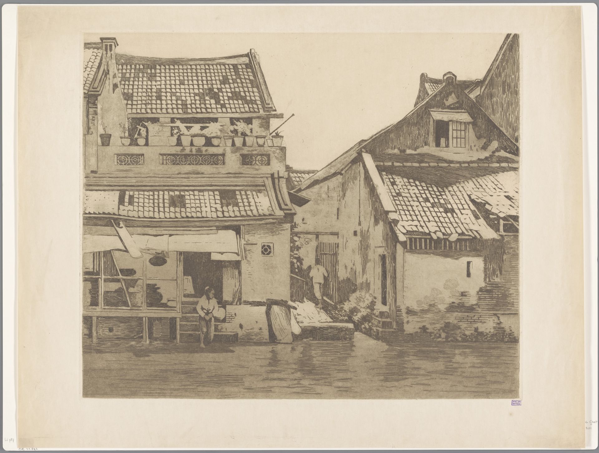 Twee figuren bij huizen aan een rivier in Batavia by Willem Witsen