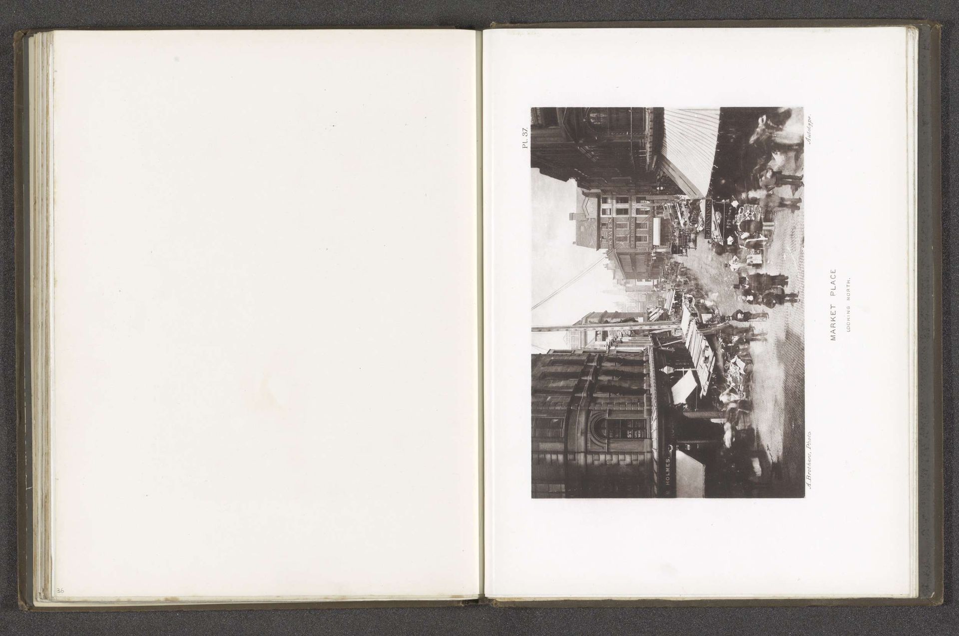 Gezicht op Market Place in Manchester by Alfred Brothers