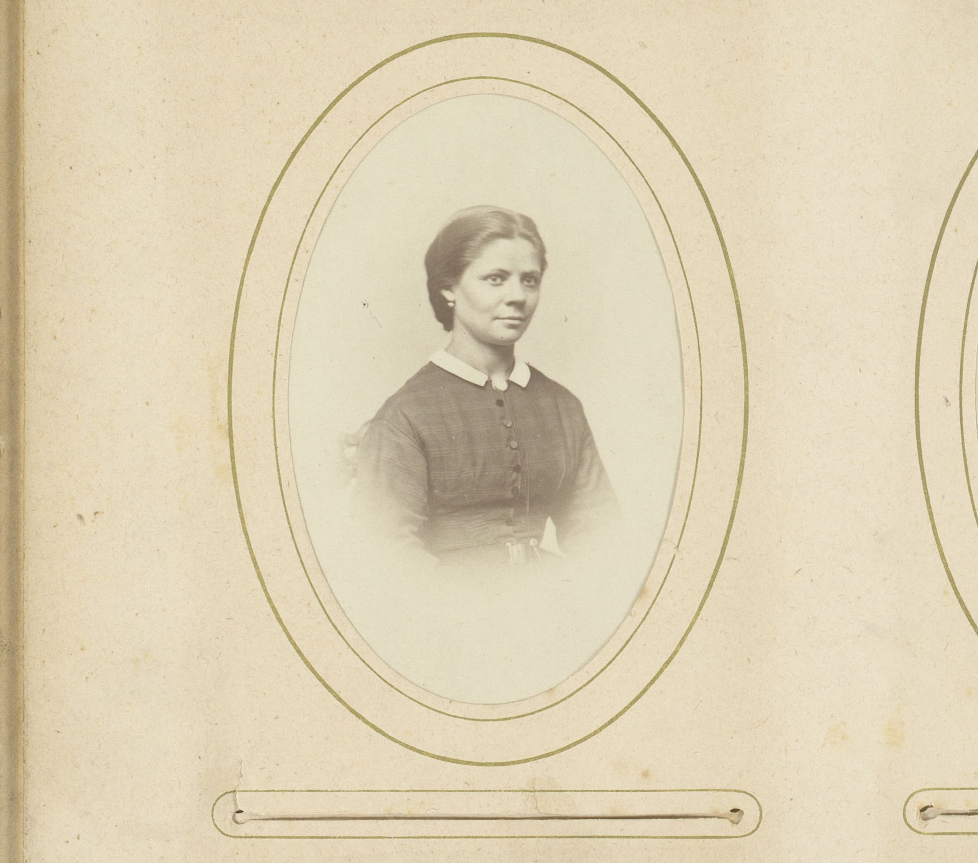 Portret van een zittende vrouw by Willem Tinker