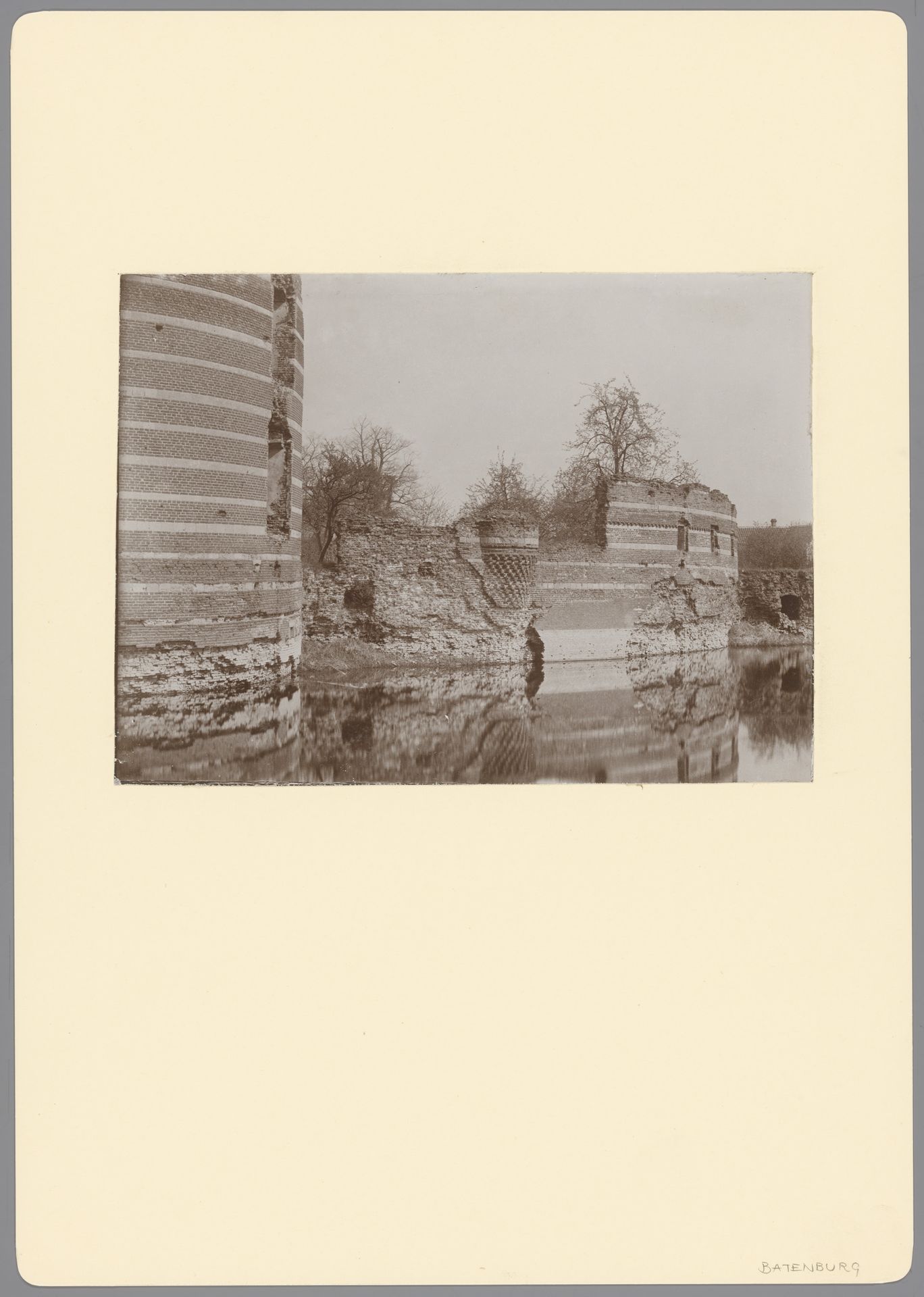 Gedeelte van de kasteelruïne te Batenburg by anoniem (Monumentenzorg)