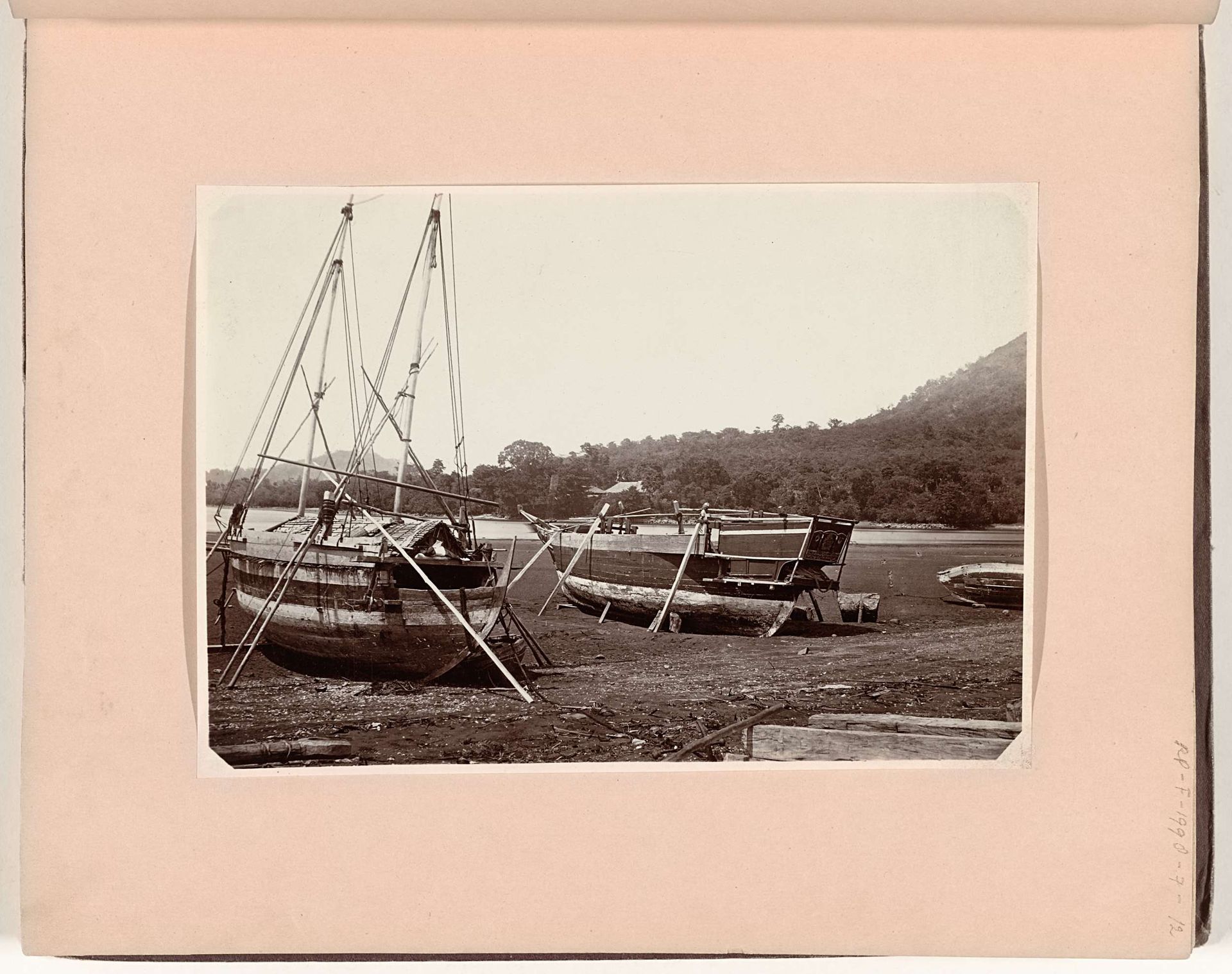 Prauwen op het strand van Bandaneira by C. (fotograaf) Dietrich