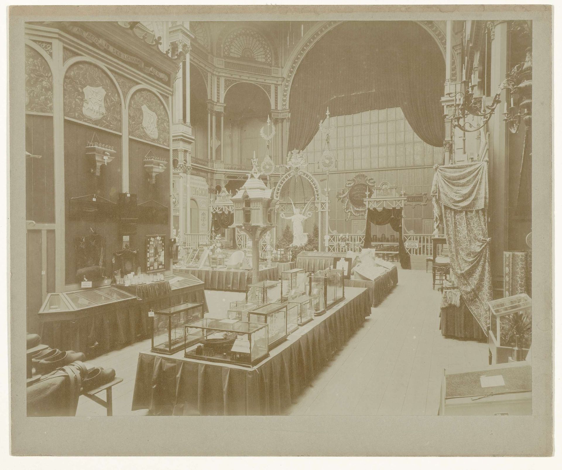 Interieur van het Paleis voor Volksvlijt, Amsterdam, tijdens een nijverheidstentoonstelling (?) in 1892 by E. van Elfrinkhoff