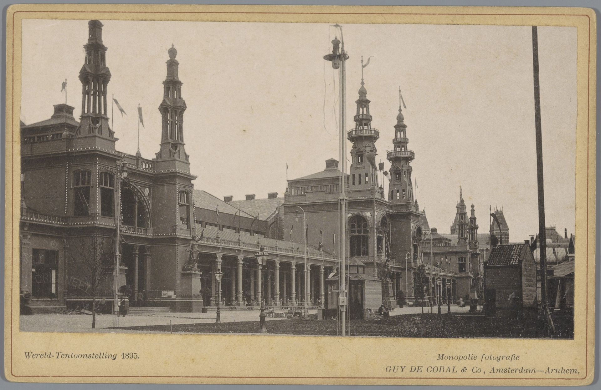 Gezicht op de Wereldtentoonstelling van 1895 in Amsterdam by Guy de Coral & Co.