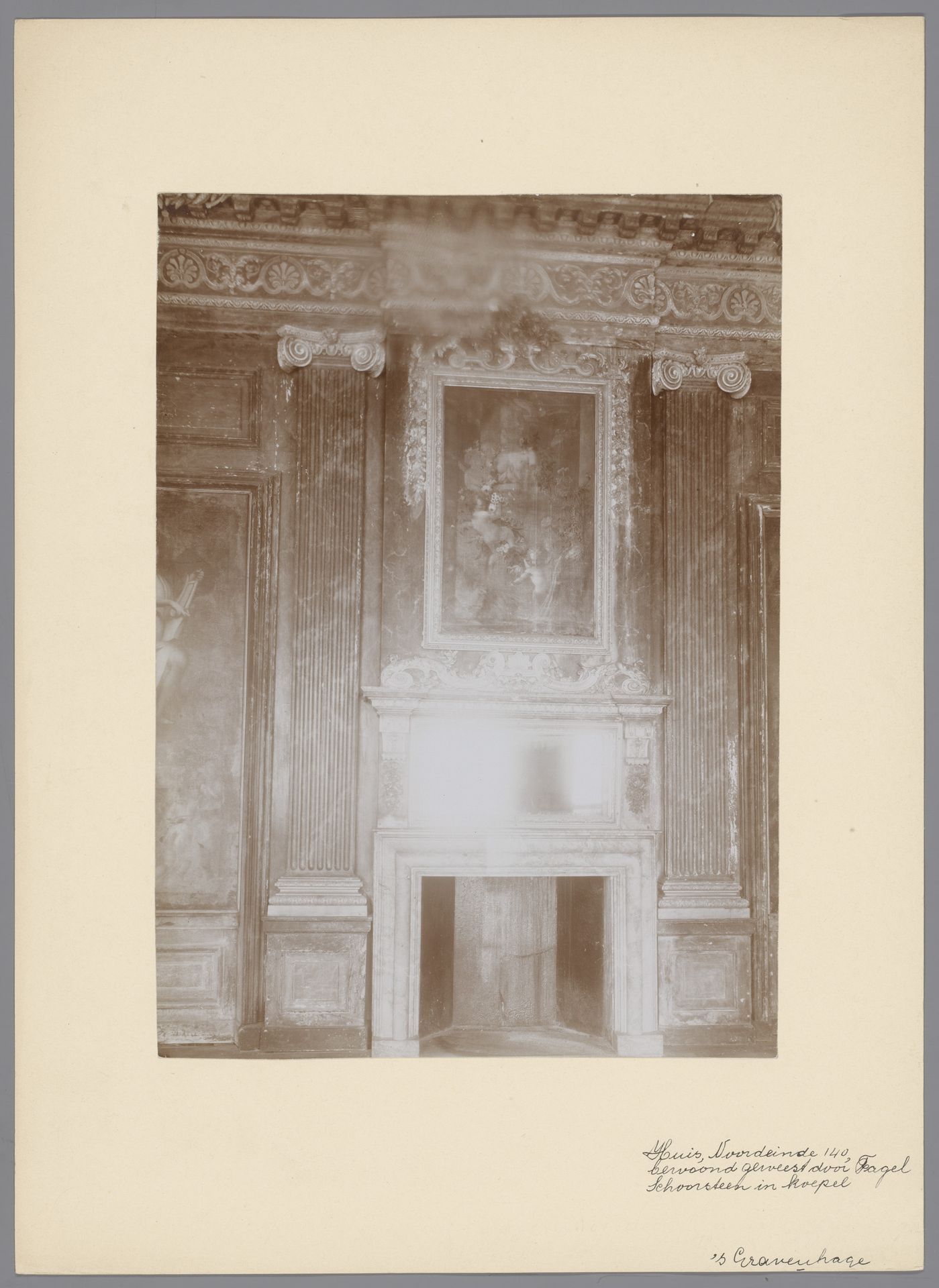 Kamer met schoorsteen in Noordeinde 140 te Den Haag by anoniem (Monumentenzorg)