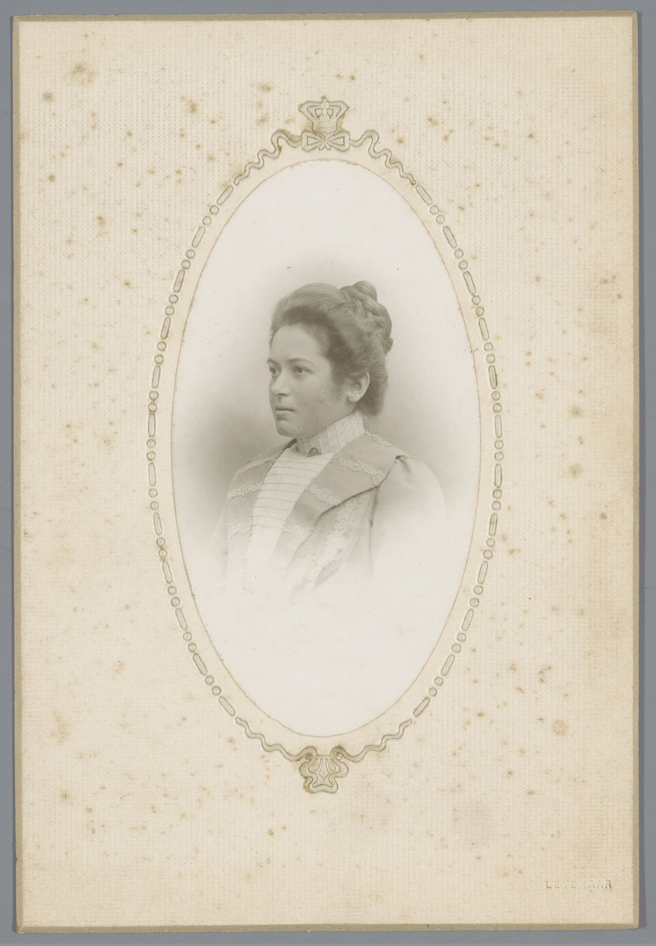Portret van een onbekende vrouw by Cornelius Antonius Gerardus Leijenaar