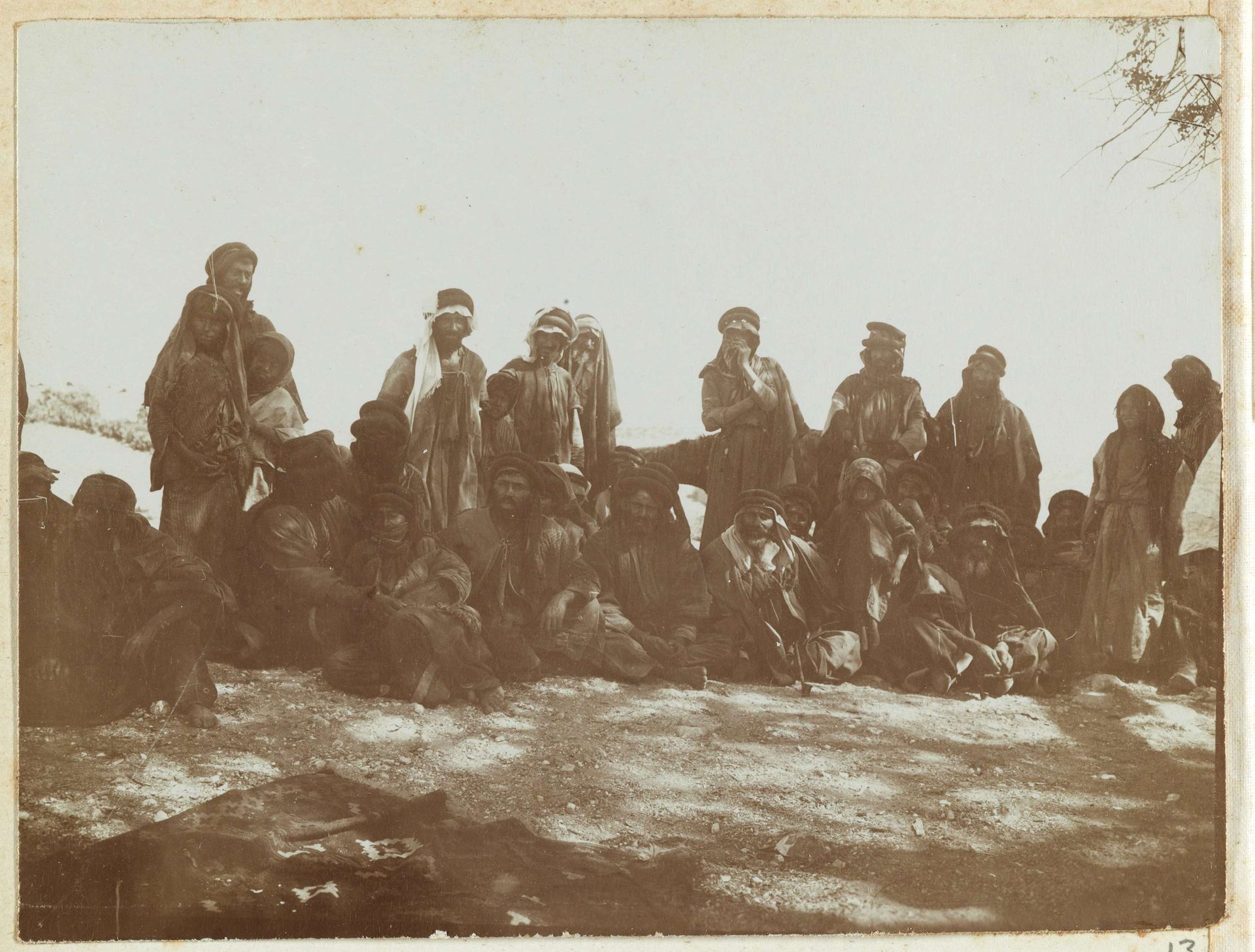 Inwoners van Umm Qais, Jordanië by Johannes Lodewijk Heldring