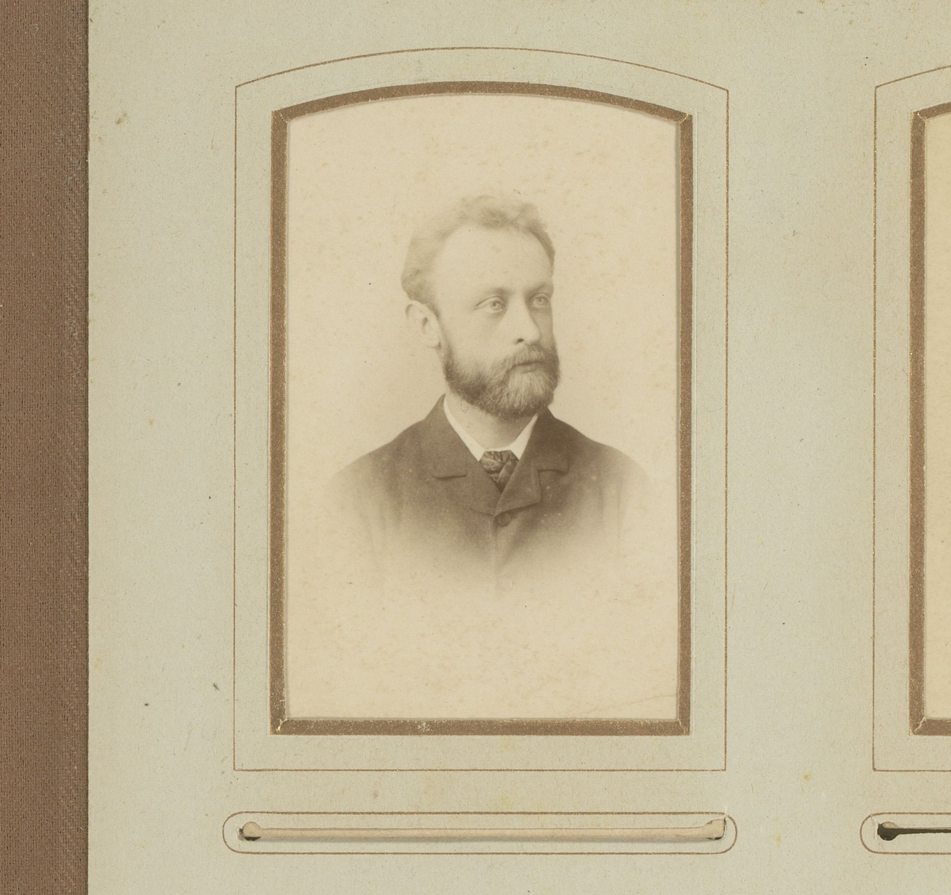 Portret van een man met baard, aangeduid als H. de Vries by Max Büttinghausen