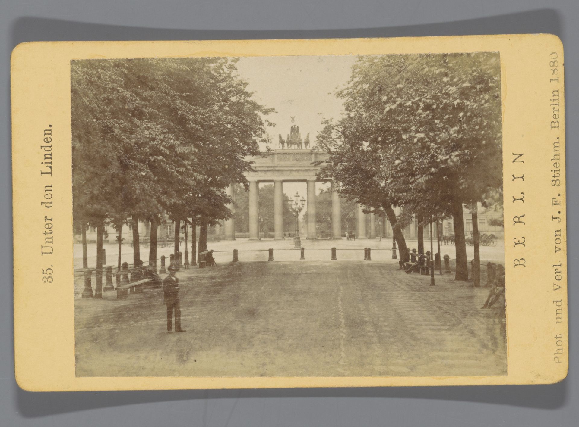 Unter den Linden gezien richting de Brandenburger Tor, Berlijn by Johann Friedrich Stiehm