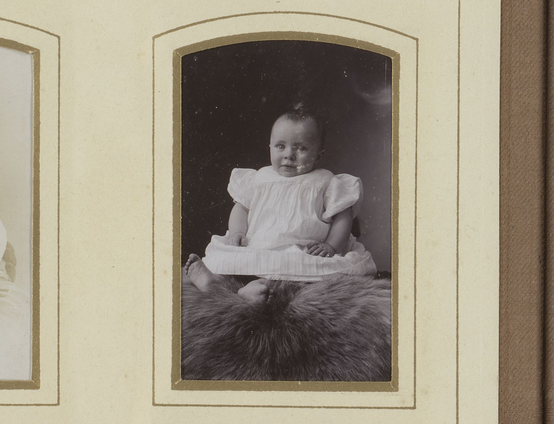 Portret van een zittende baby in witte jurk by Klaas Schotsman