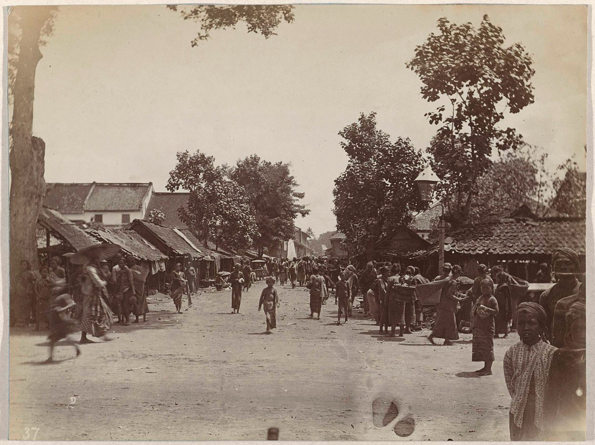 Straatgezicht op de pasar in Jogjakarta by Kassian Céphas