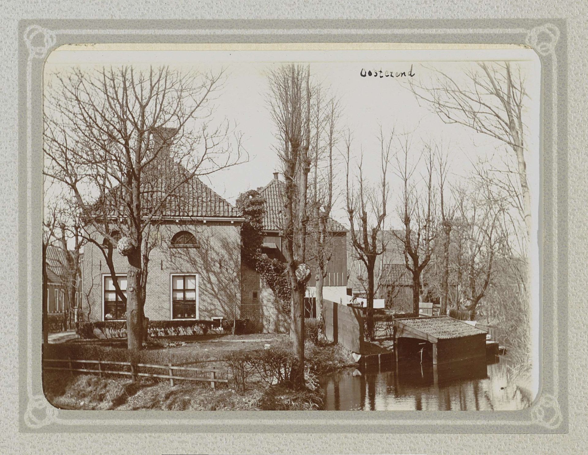 Huizen aan een water in Oosterend by Folkert Idzes de Jong