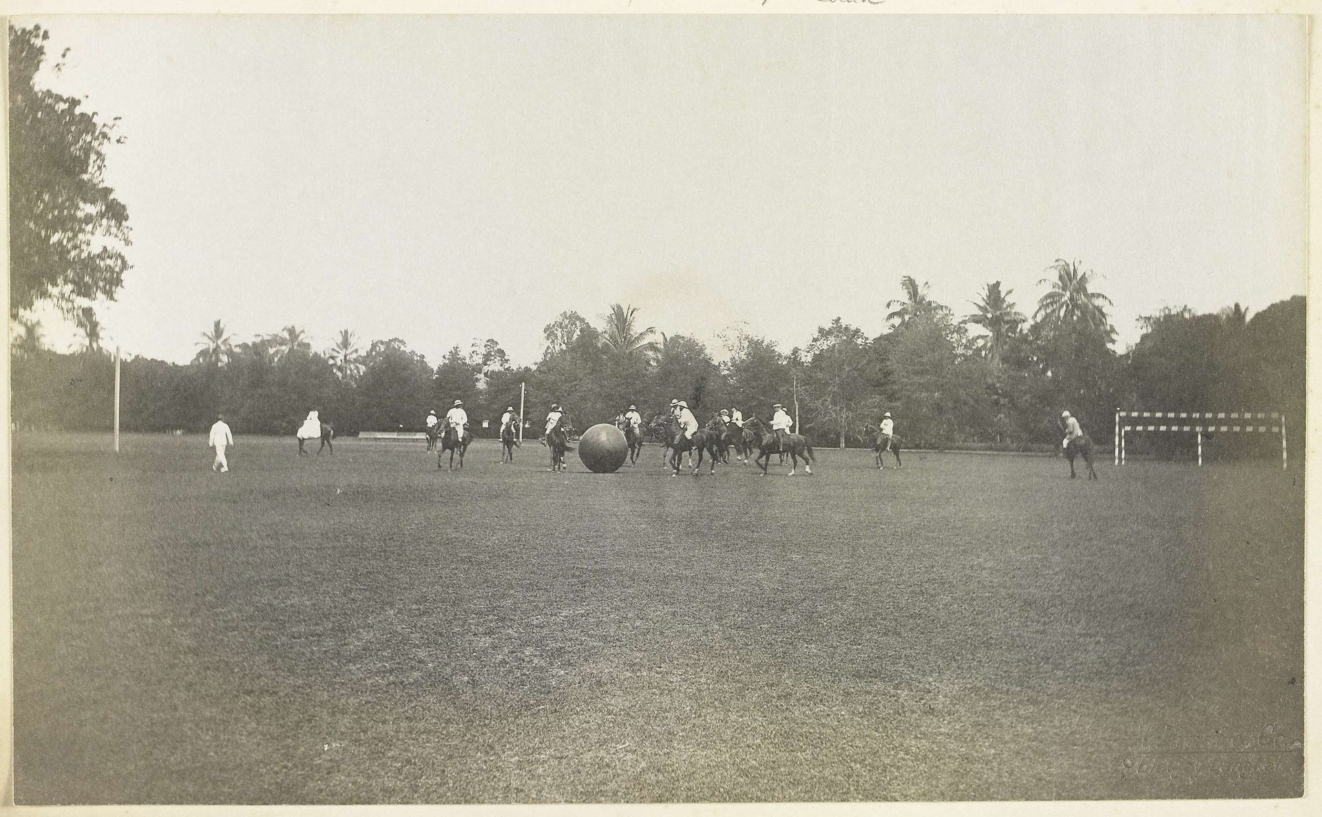 Ruiterspel met grote bal, Medan Sumatra by Heinrich Ernst & Co