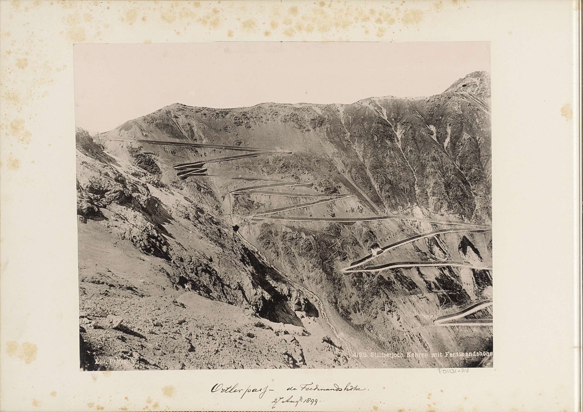 Gezicht op de Stelviopas en de uitspanning Ferdinandshöhe by Photoglob & Co.