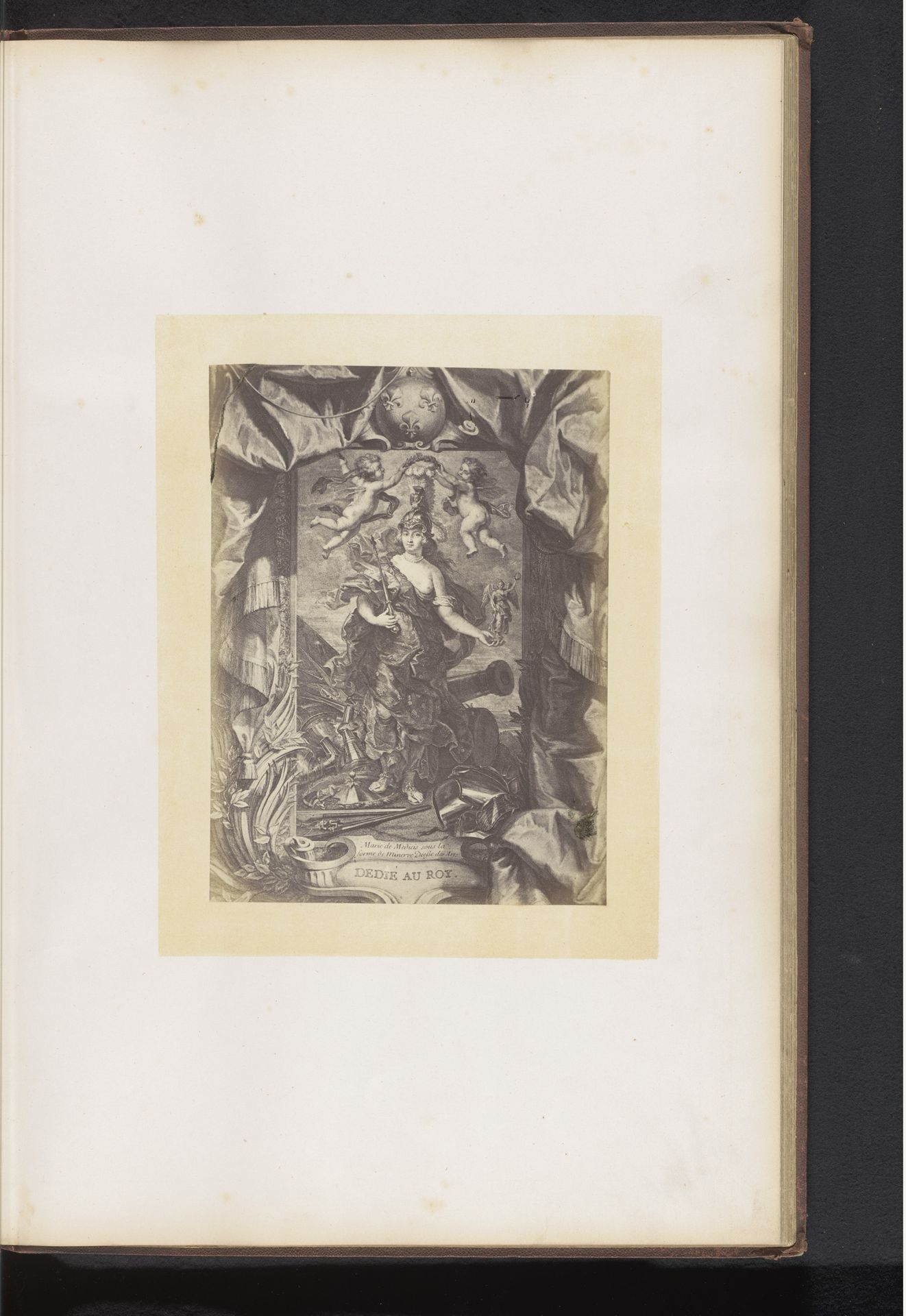 Fotoreproductie van een gravure van een portret van Maria de'Medici als Minerva door Jean-Marc Nattier, naar het schilderij door Peter Paul Rubens by Dechamps et Cie.