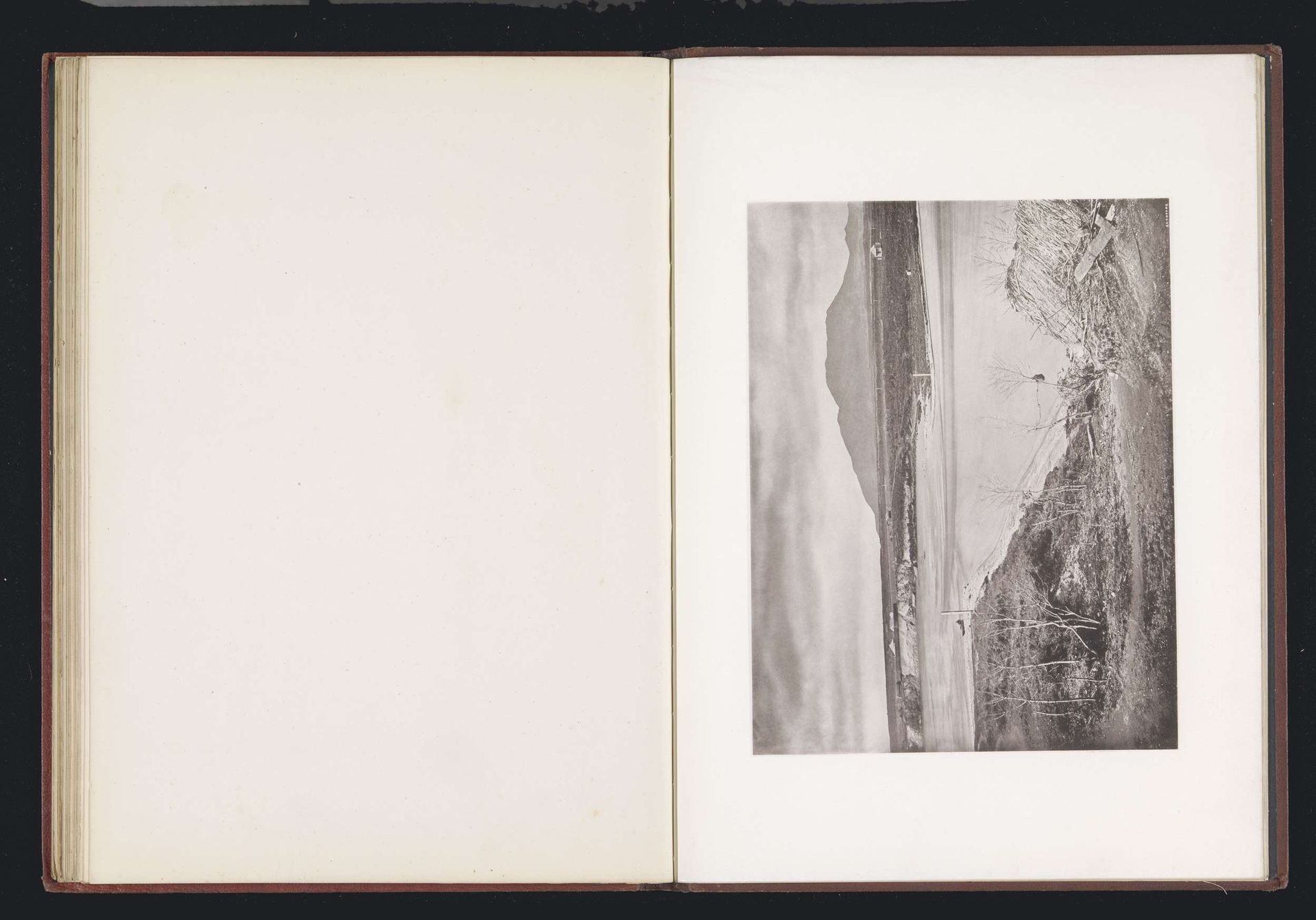 Gezicht op Lake Taupo by Daniel Louis Mundy