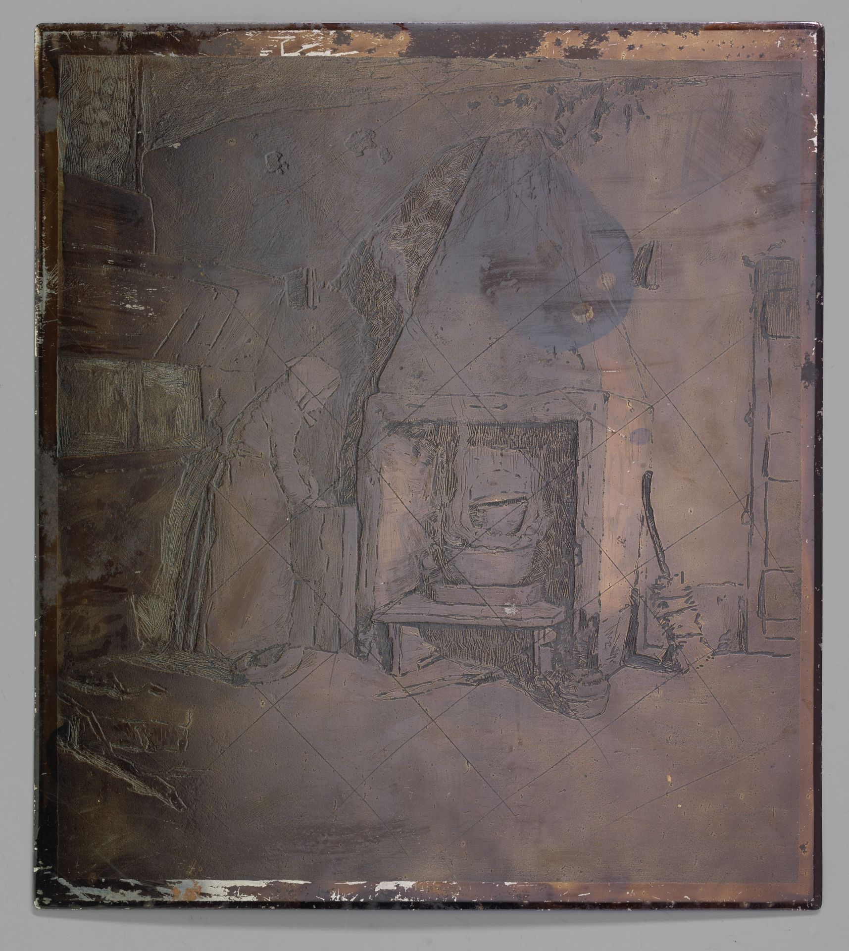 Interieur met een vrouw bij haard by Willem Witsen