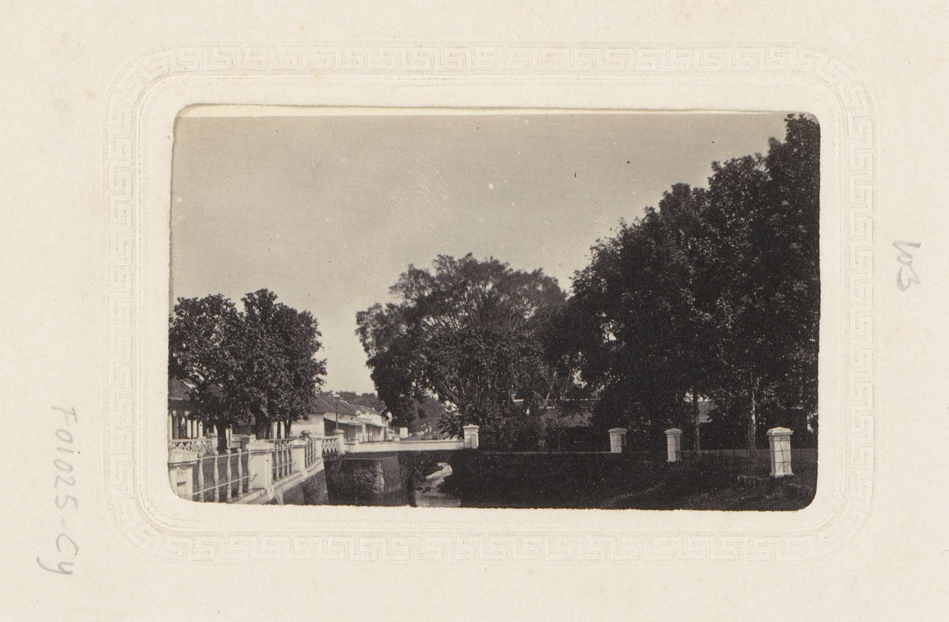 Laan met gracht te Batavia by Woodbury & Page