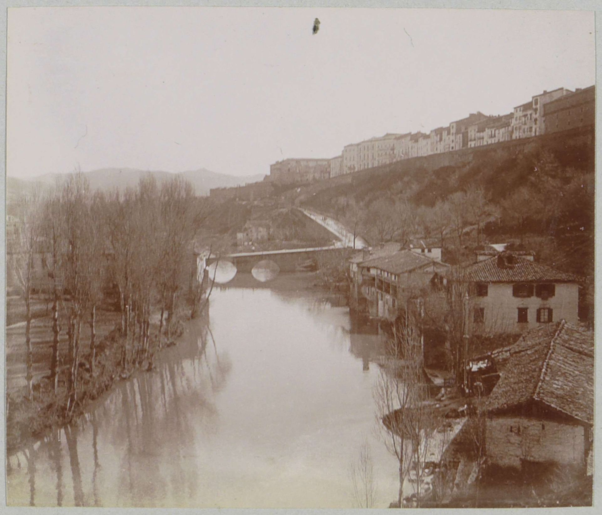 Gezicht op Pamplona aan de Arga by Delizy