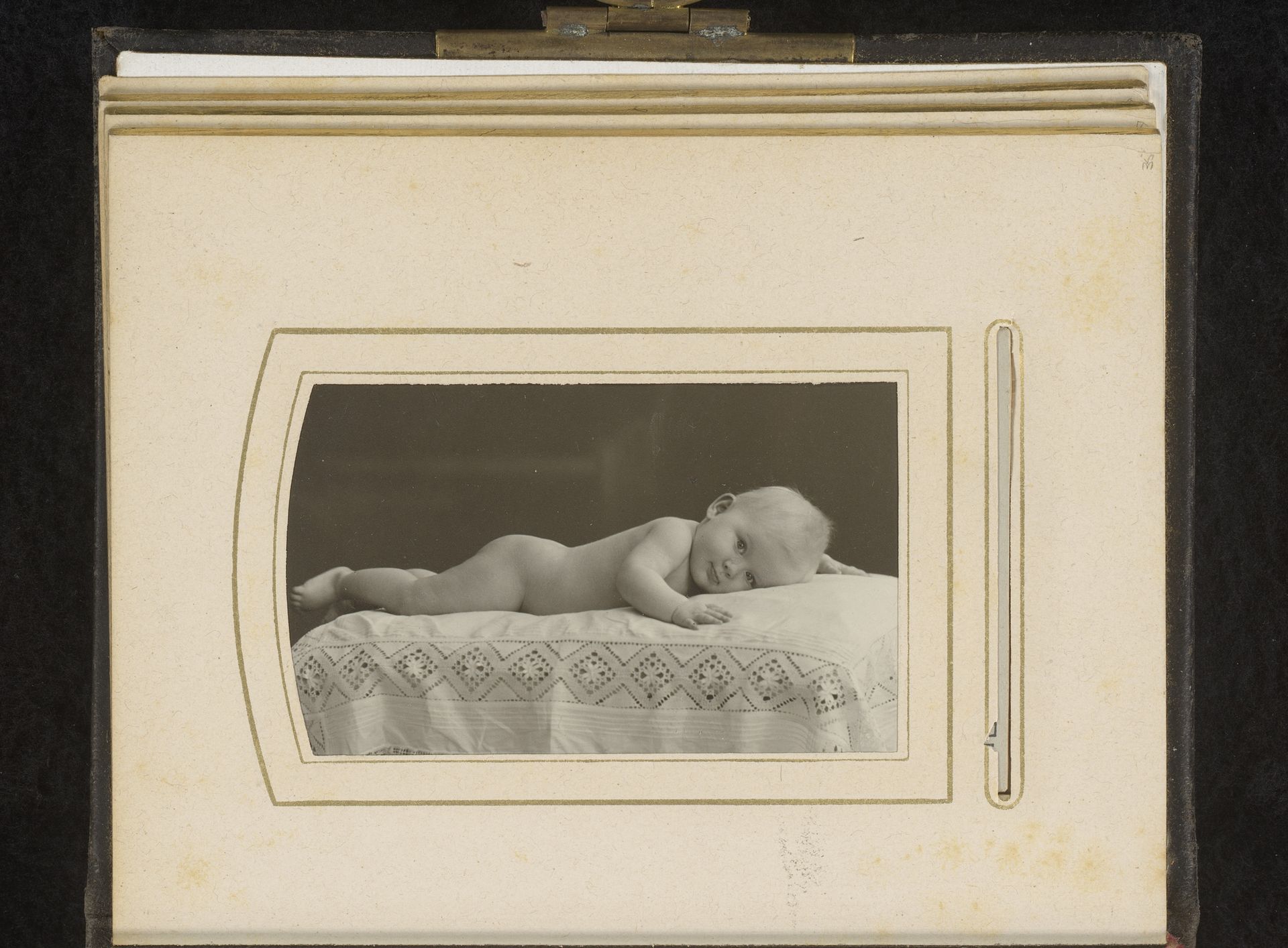 Portret van een baby by Willy Dose