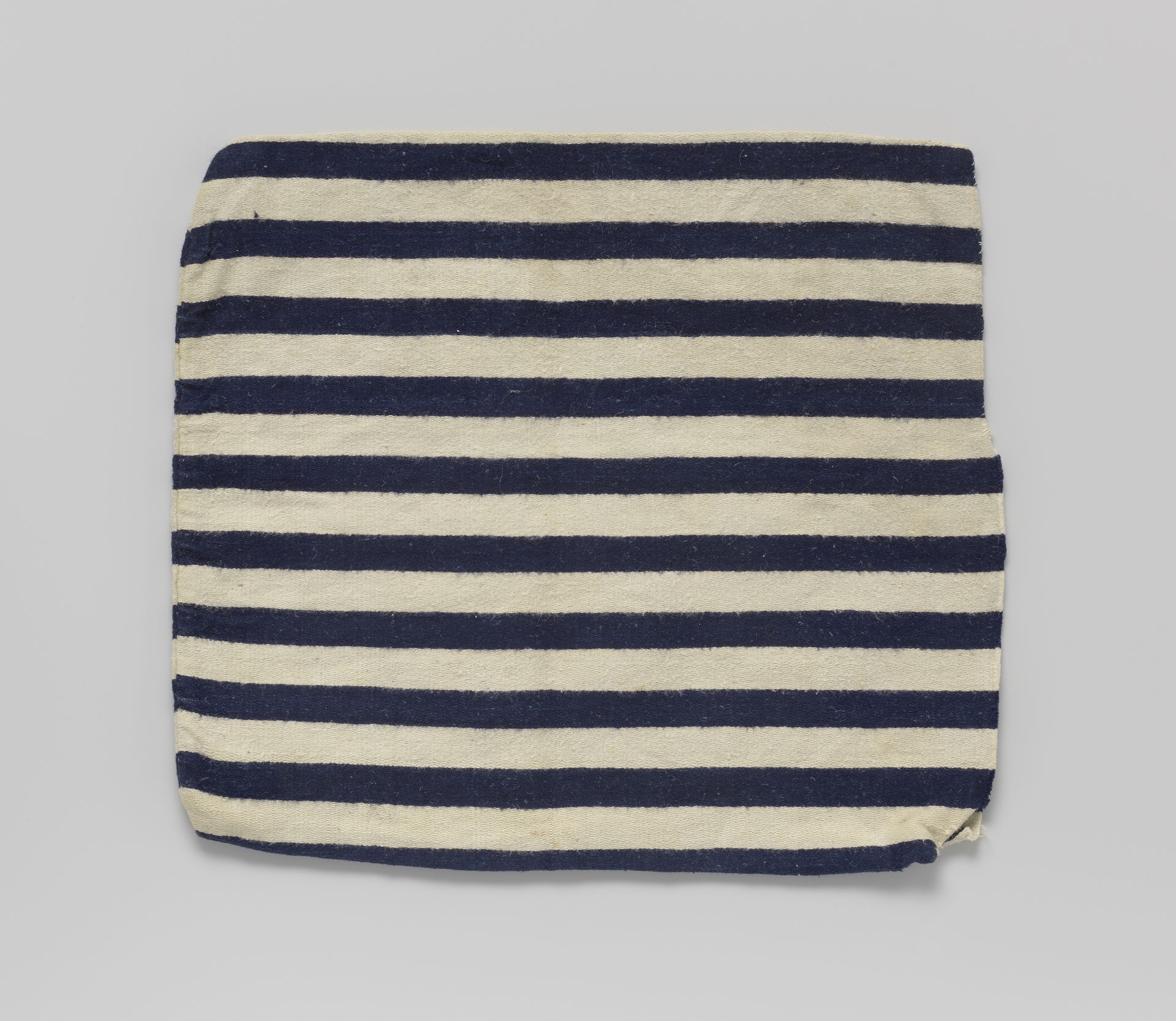 Rechthoekige zak, donkerblauw en wit gestreept by Susanna Maria van Pabst Rutgers-Linse