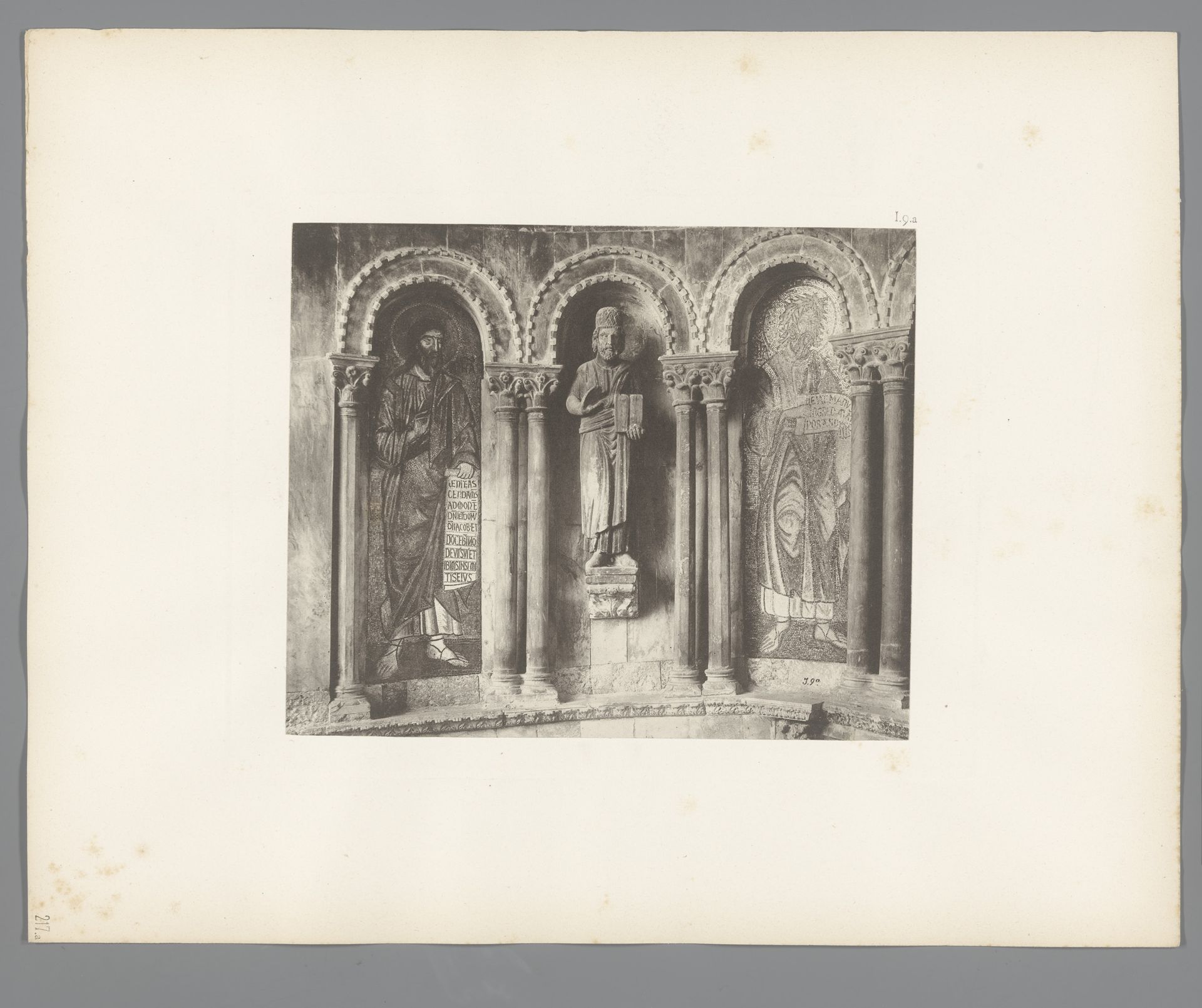 Twee mozaïeken en een sculptuur, vermoedelijk van apostelen, van de San Marco in Venetië by Carl Heinrich Jacobi