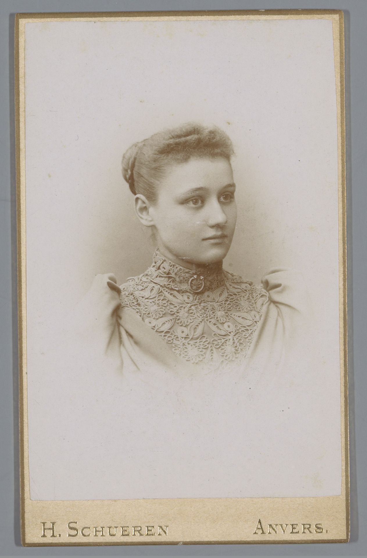Portret van een onbekende vrouw by Henri Schüren