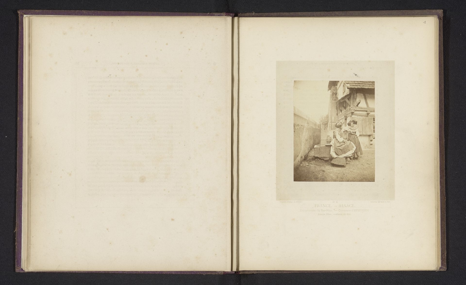 Twee meisjes in feestkostuum voor een huis te Entzheim by Lalleman & Hart
