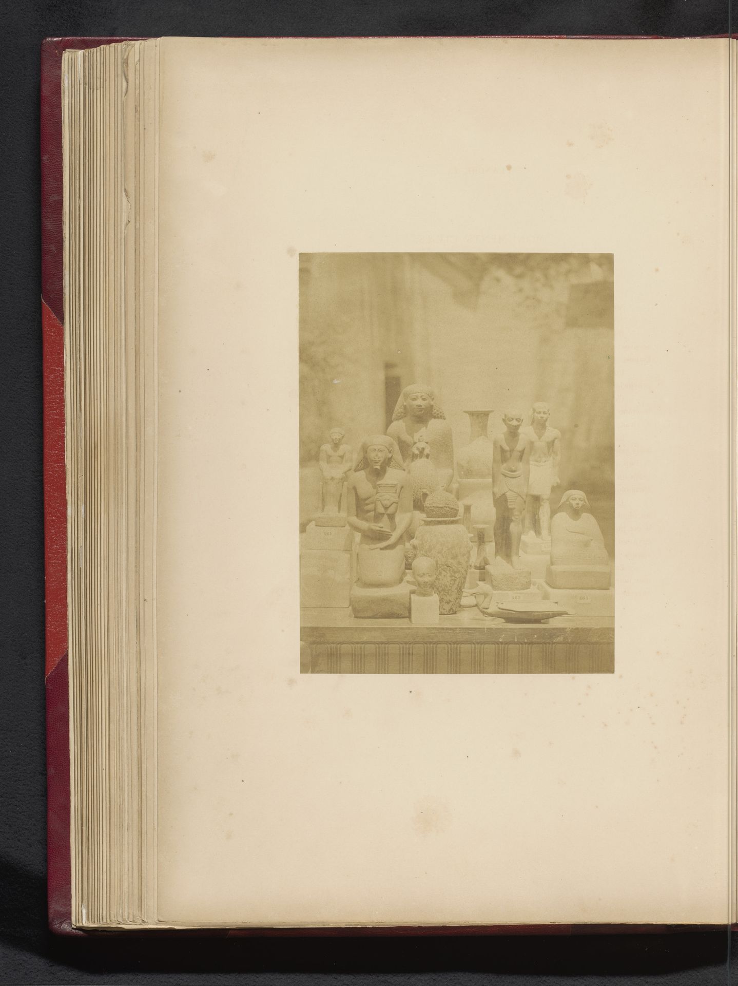 Beelden uit diverse tijdperken en stijlen in het Boulaq Museum in Caïro, Egypte by Hippolyte Délié