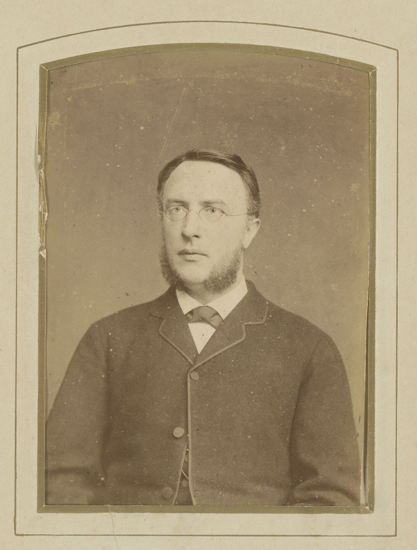 Portret van een man met bakkebaarden en bril by Louis Koch