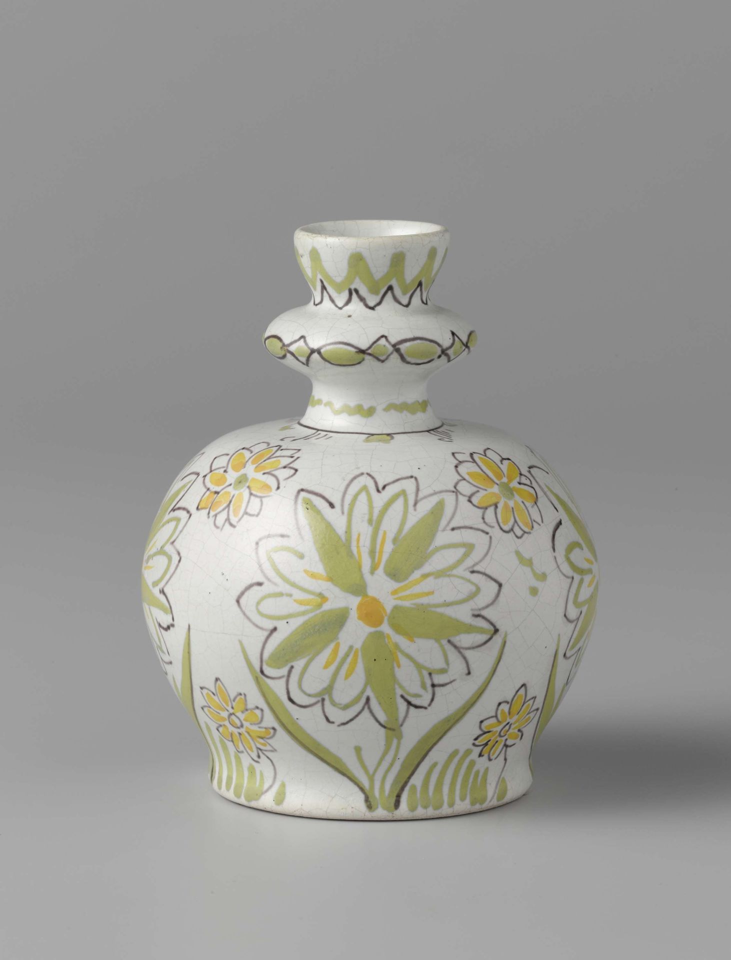 Vaas met bloemversiering by De Porceleijne Fles