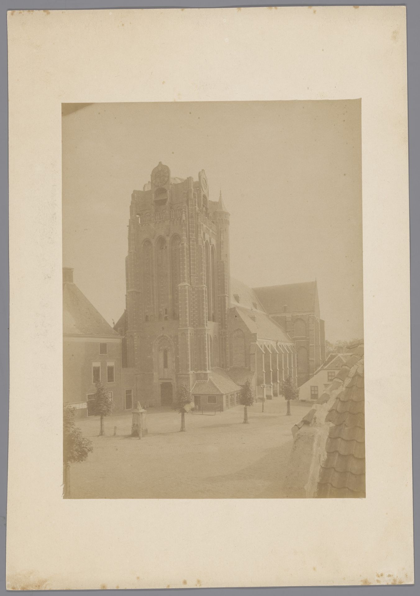 Gezicht op de Grote of Johannes de Doperkerk te Wijk bij Duurstede by anoniem (Monumentenzorg)
