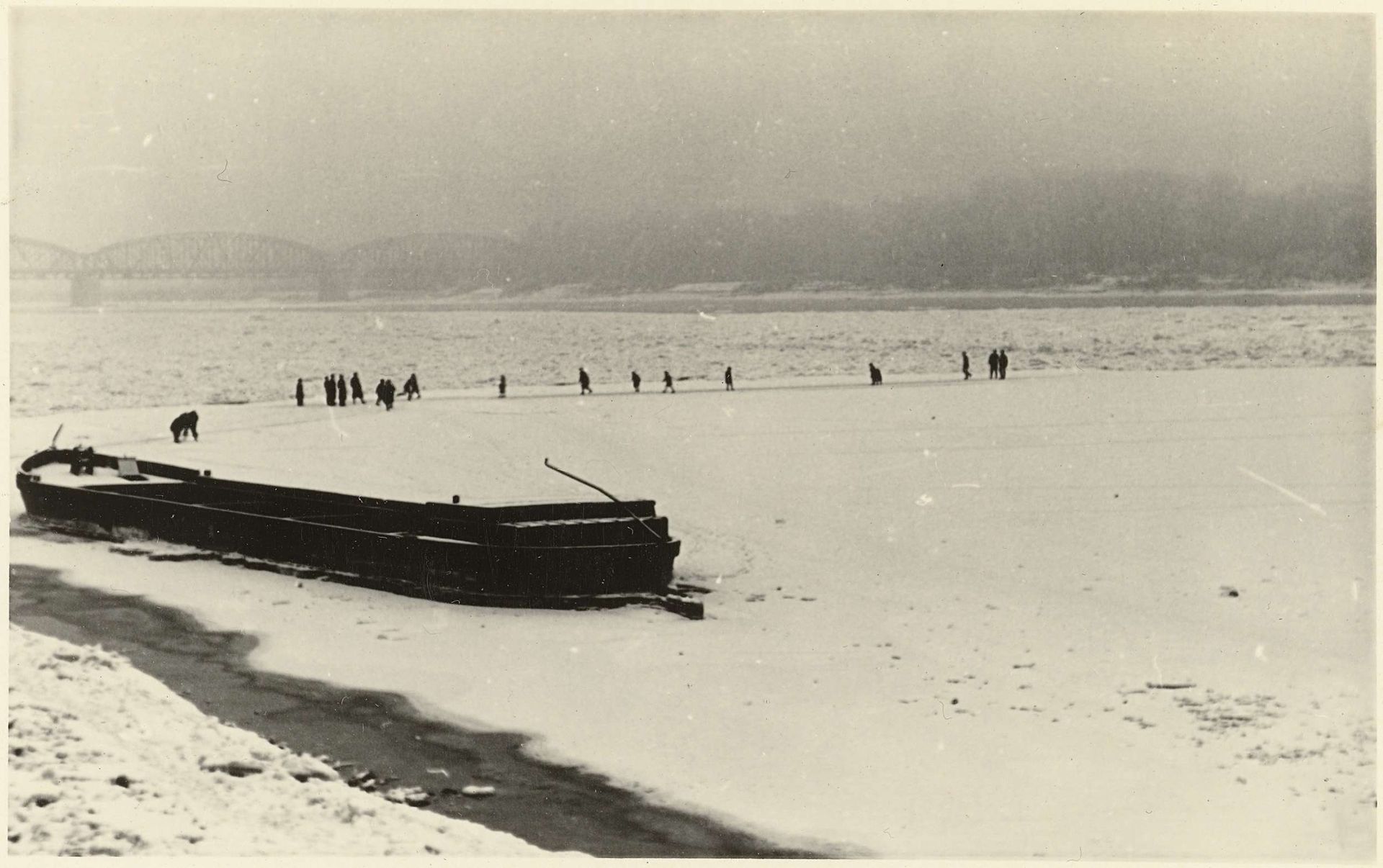 Mensen op een besneeuwde vlakte by Anonymous