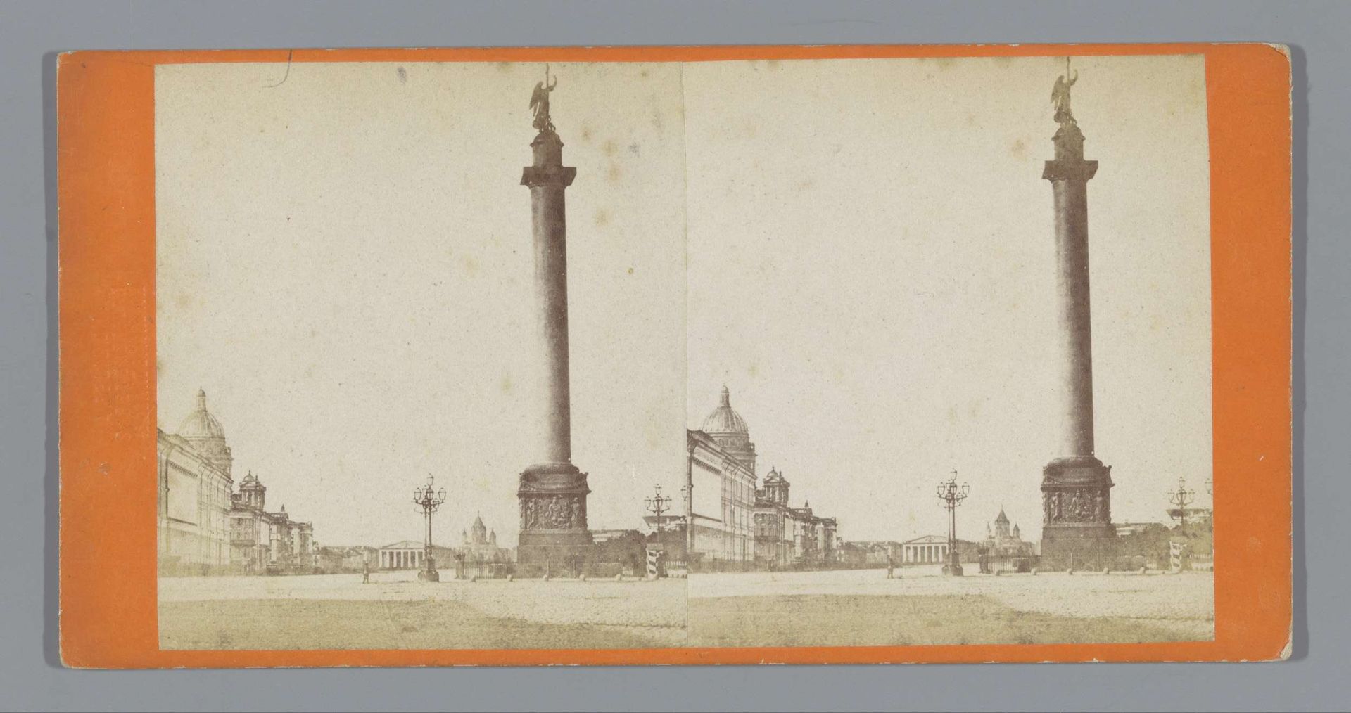 Gezicht op het Paleisplein met de Alexander-obelisk in Sint-Petersburg by Albert Felisch