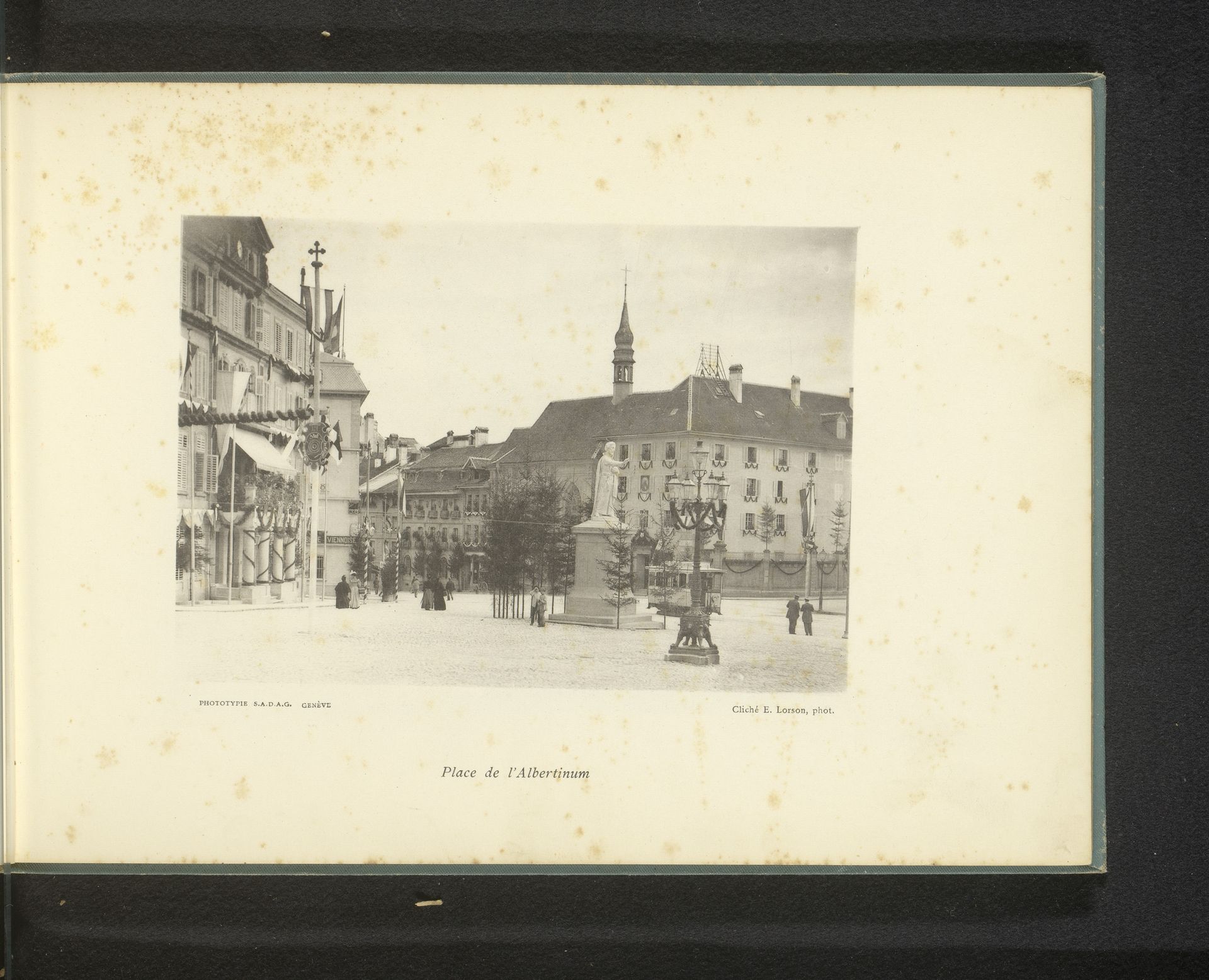 Gezicht op vermoedelijk het Square des Places in Fribourg met een standbeeld van Petrus Canisius by Ernest Lorson