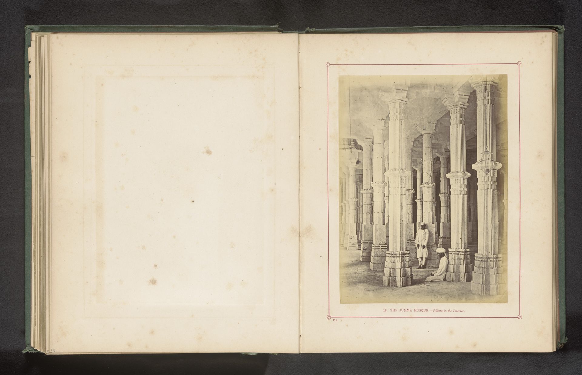 Interieur van de Jama Masjid in Ahmedabad by Thomas Biggs