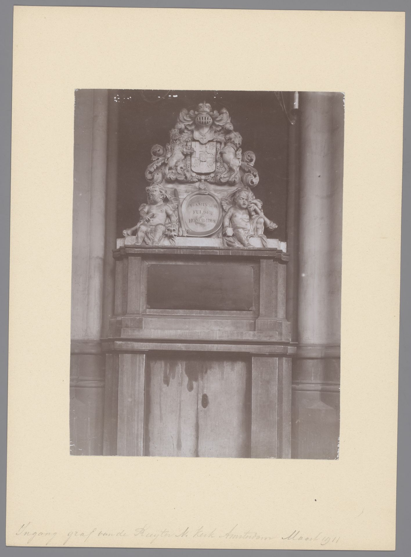 Ingang van het grafmonument van Michiel de Ruyter in de Nieuwe Kerk te Amsterdam by anoniem (Monumentenzorg)