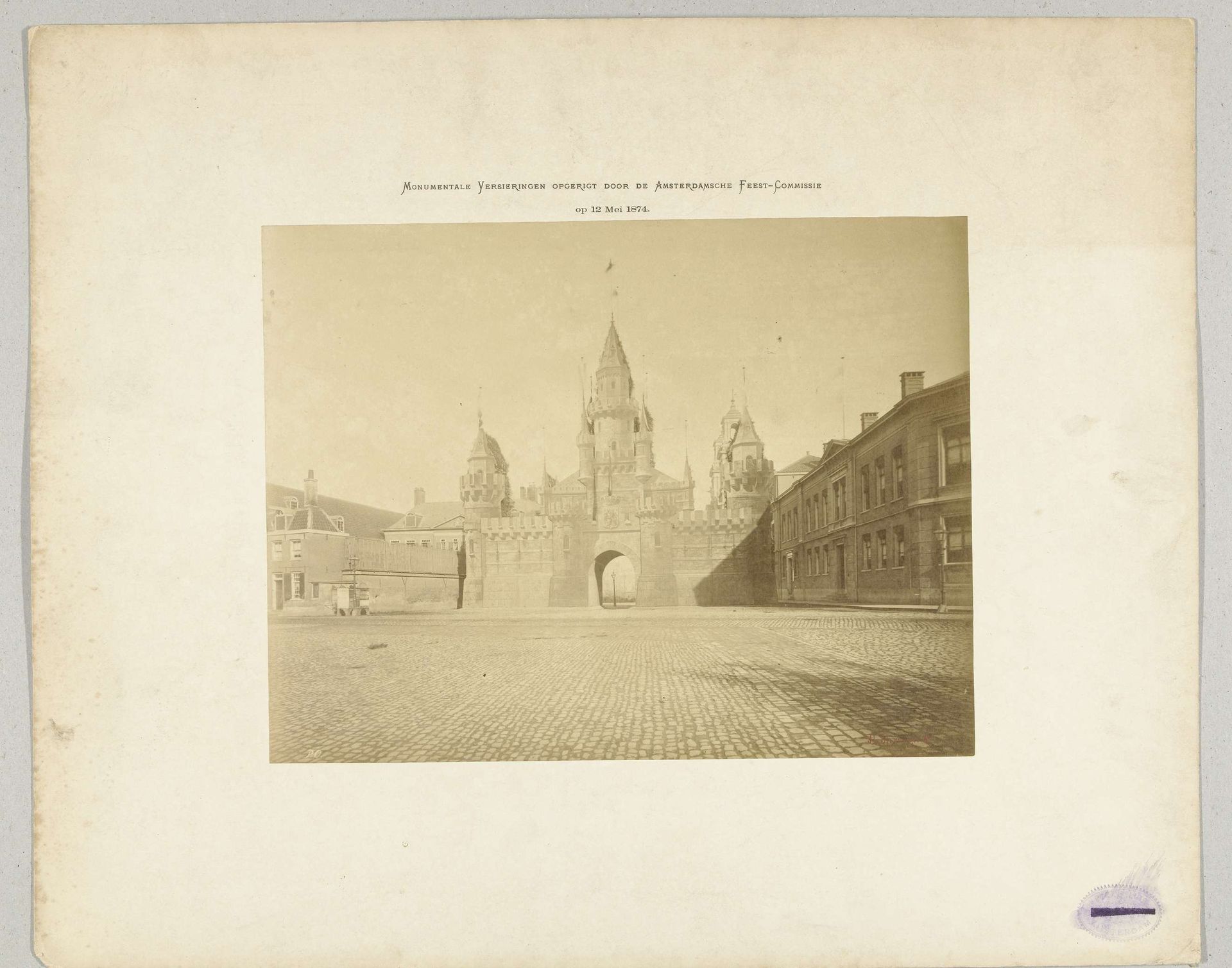 Versieringen (poortwerk) in Amsterdam ter gelegenheid van het 25-jarig regeringsjubileum van koning Willem III in 1874 by Pieter Oosterhuis