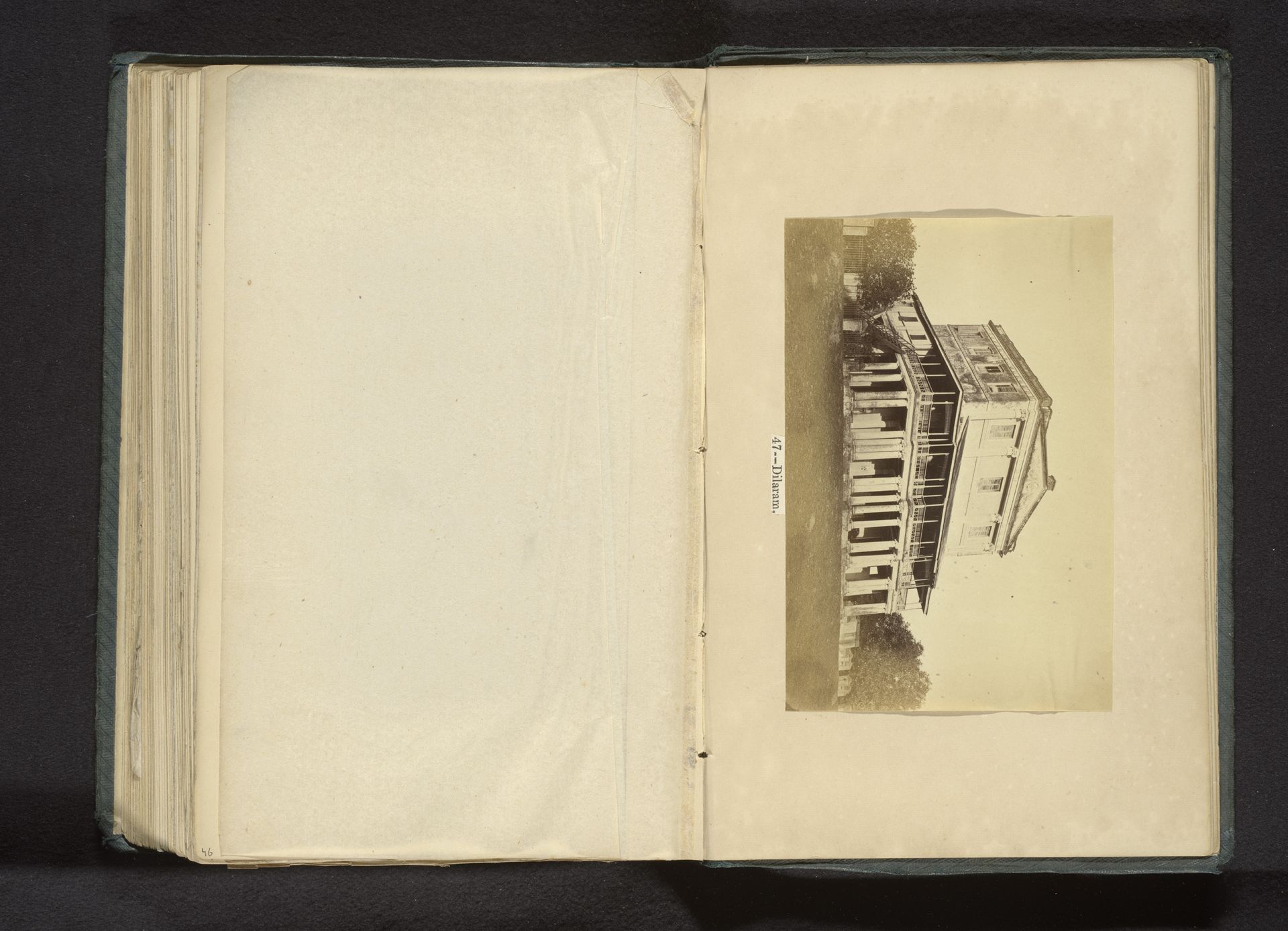 Gezicht op een huis in Lucknow by Darogha Ubbas Alli