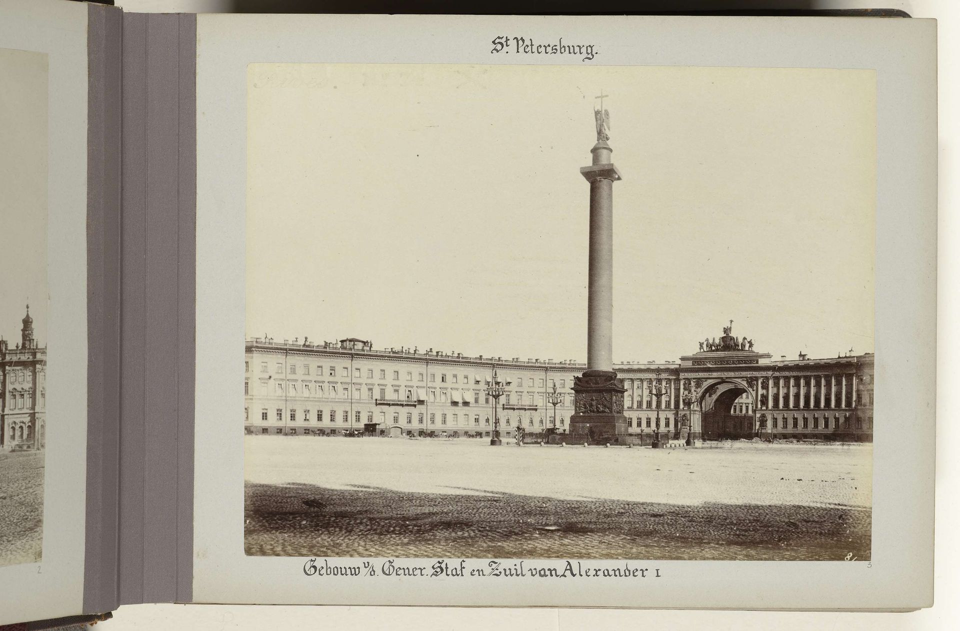 Gebouw van de Generale Staf en de Alexander kolom gebouwd aan de Hermitage by Anonymous