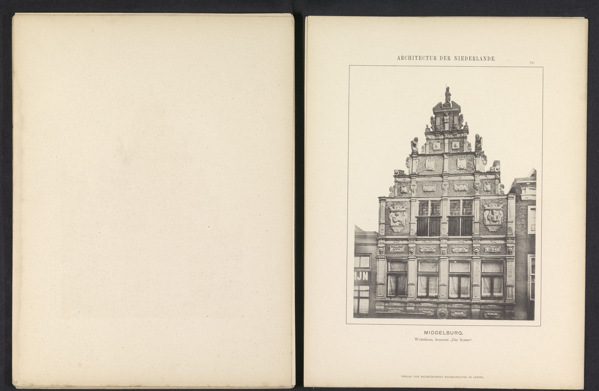 Gezicht op de gevel van huis De Zon op het Lange Delft in Middelburg by Anonymous